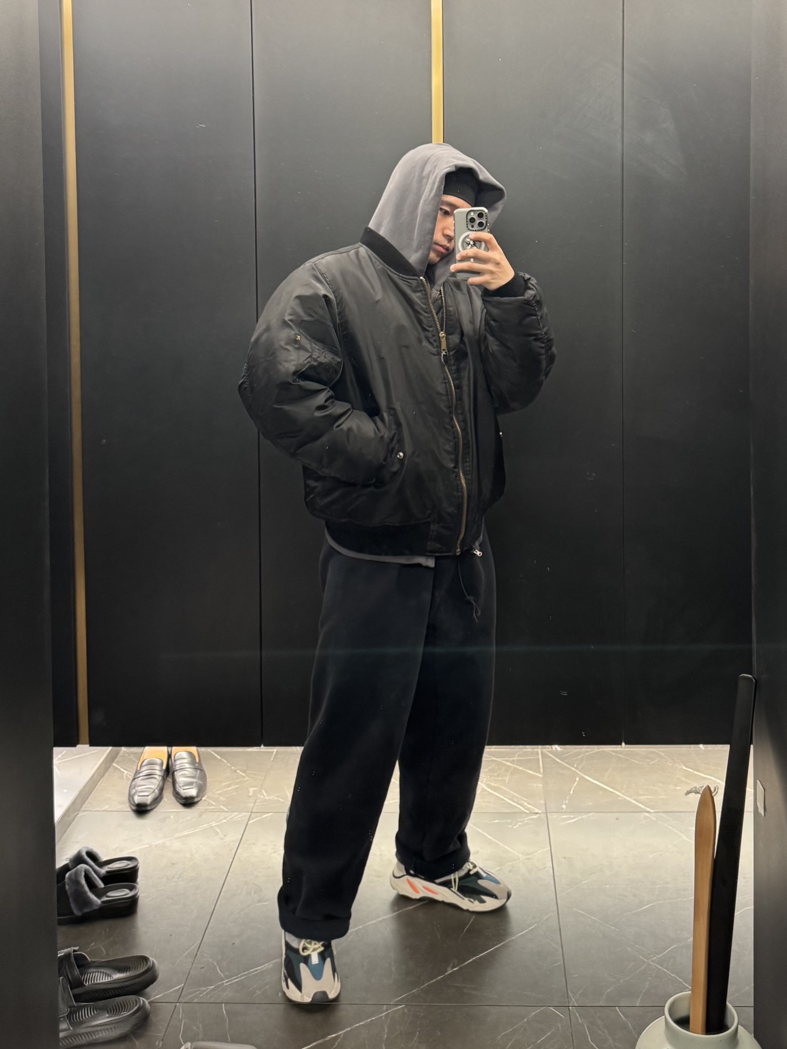 Yeezy Vultures Pants Black, Yeezy YZY Zip-Up Hoodie Dark Grey 착용 스타일