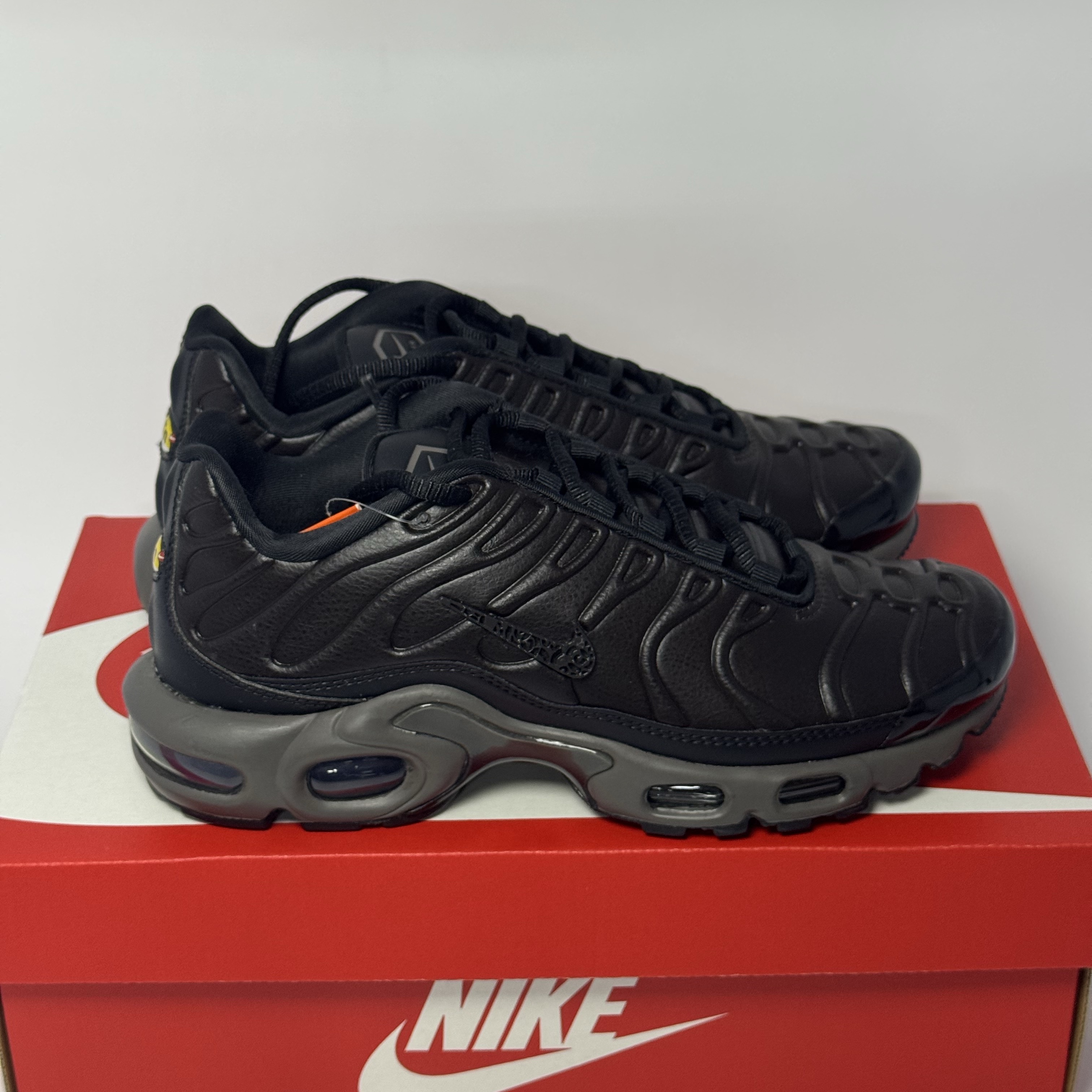 Nike Air Max Plus Premium Black Tea and Petra Brown 착용 스타일 - 2