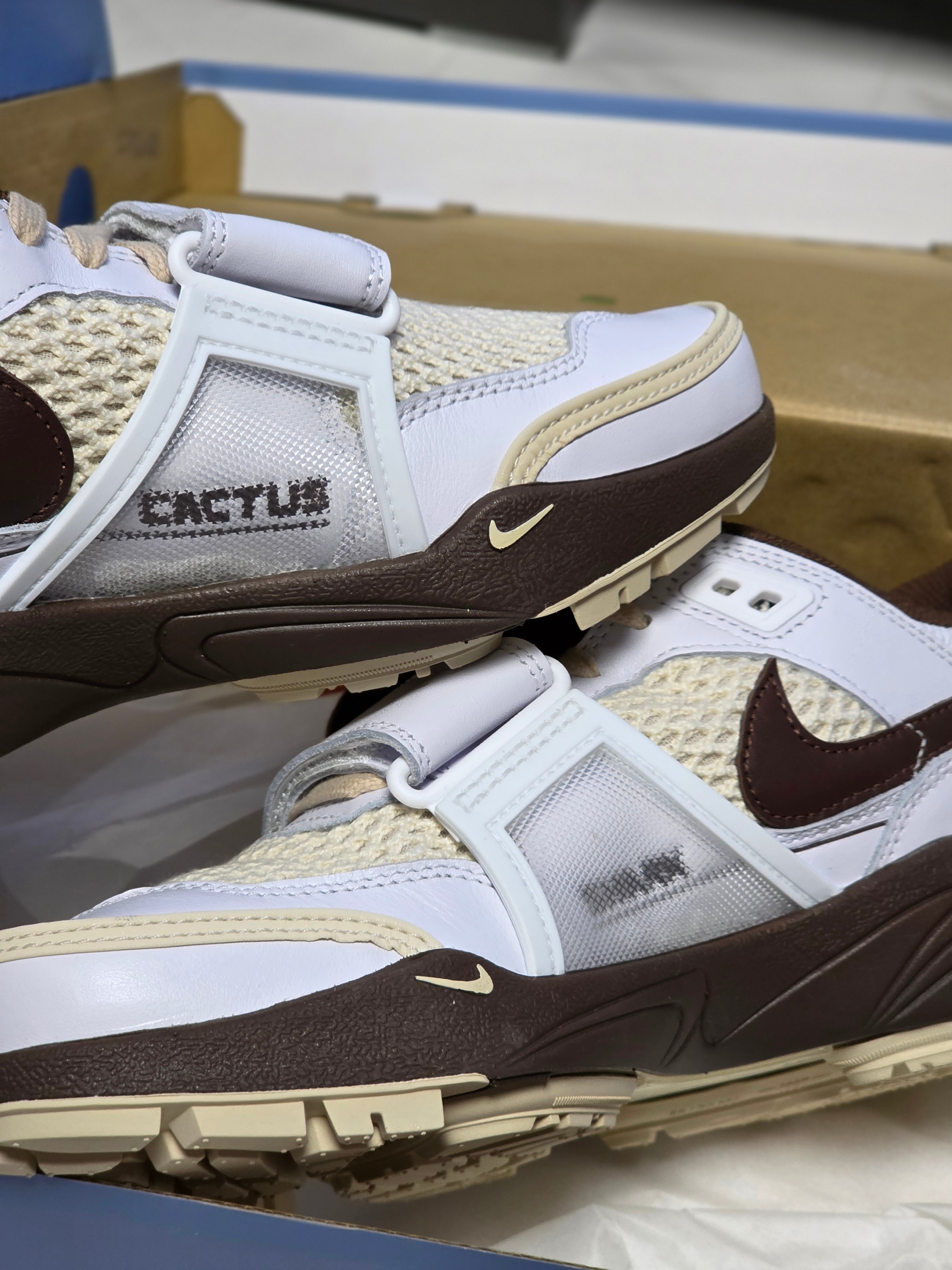 Nike x Travis Scott Zoom Field Jaxx White and Light Chocolate 착용 스타일 - 2