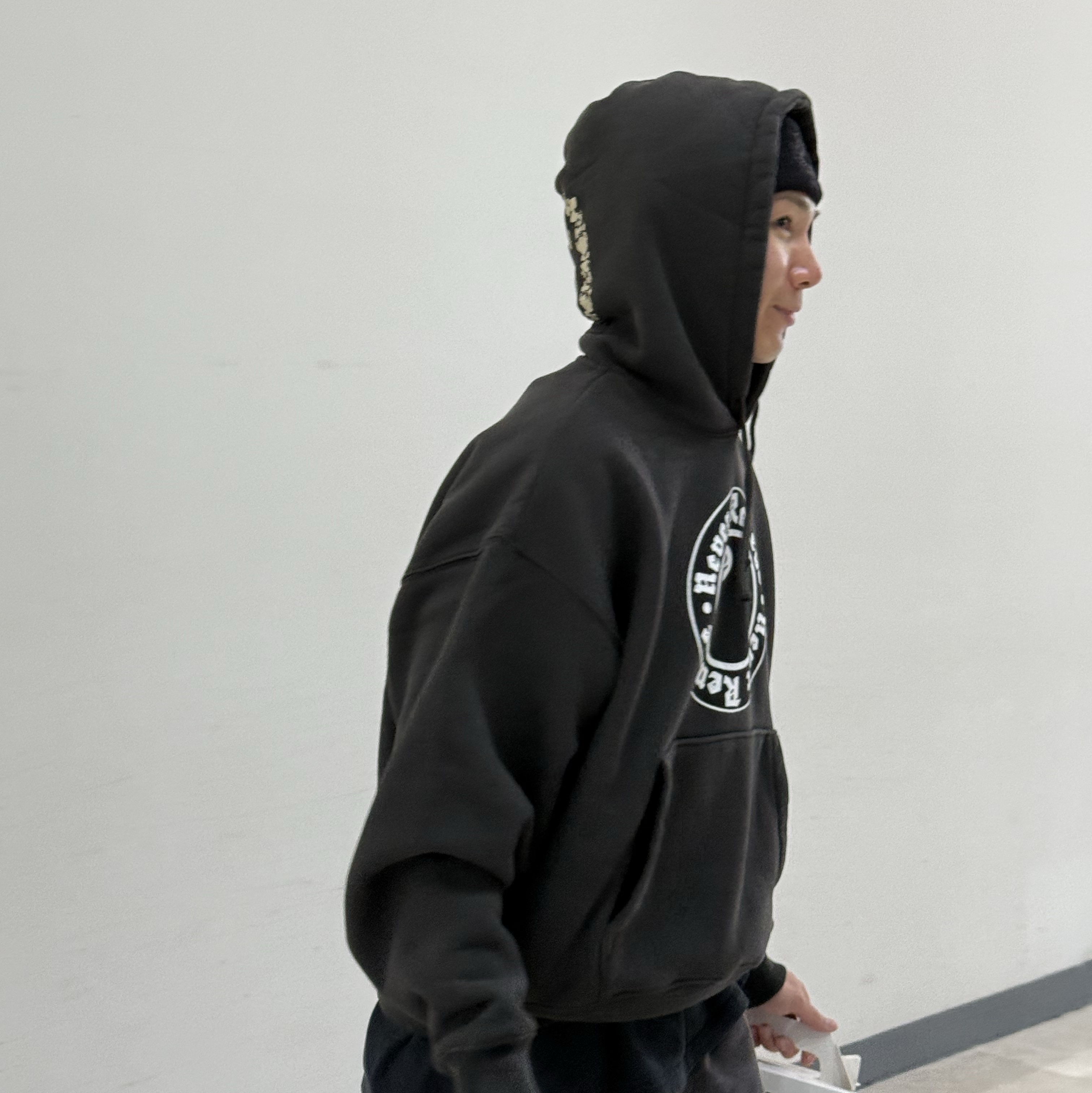 Stussy x Denim Tears Graphic Hoodie Black 착용 스타일 - 2