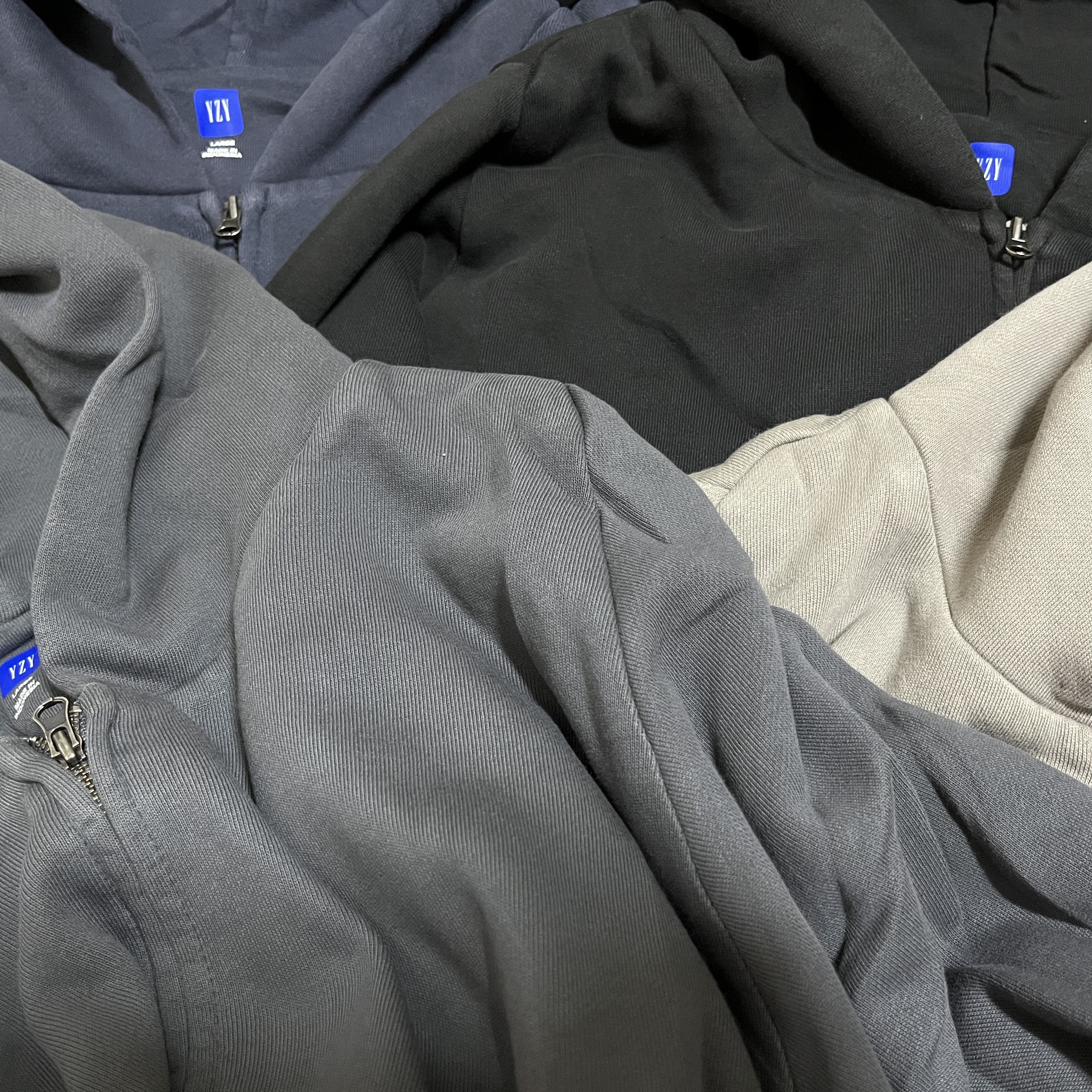 Yeezy YZY Zip-Up Hoodie Black, Yeezy YZY Zip-Up Hoodie Dark Grey 착용 스타일