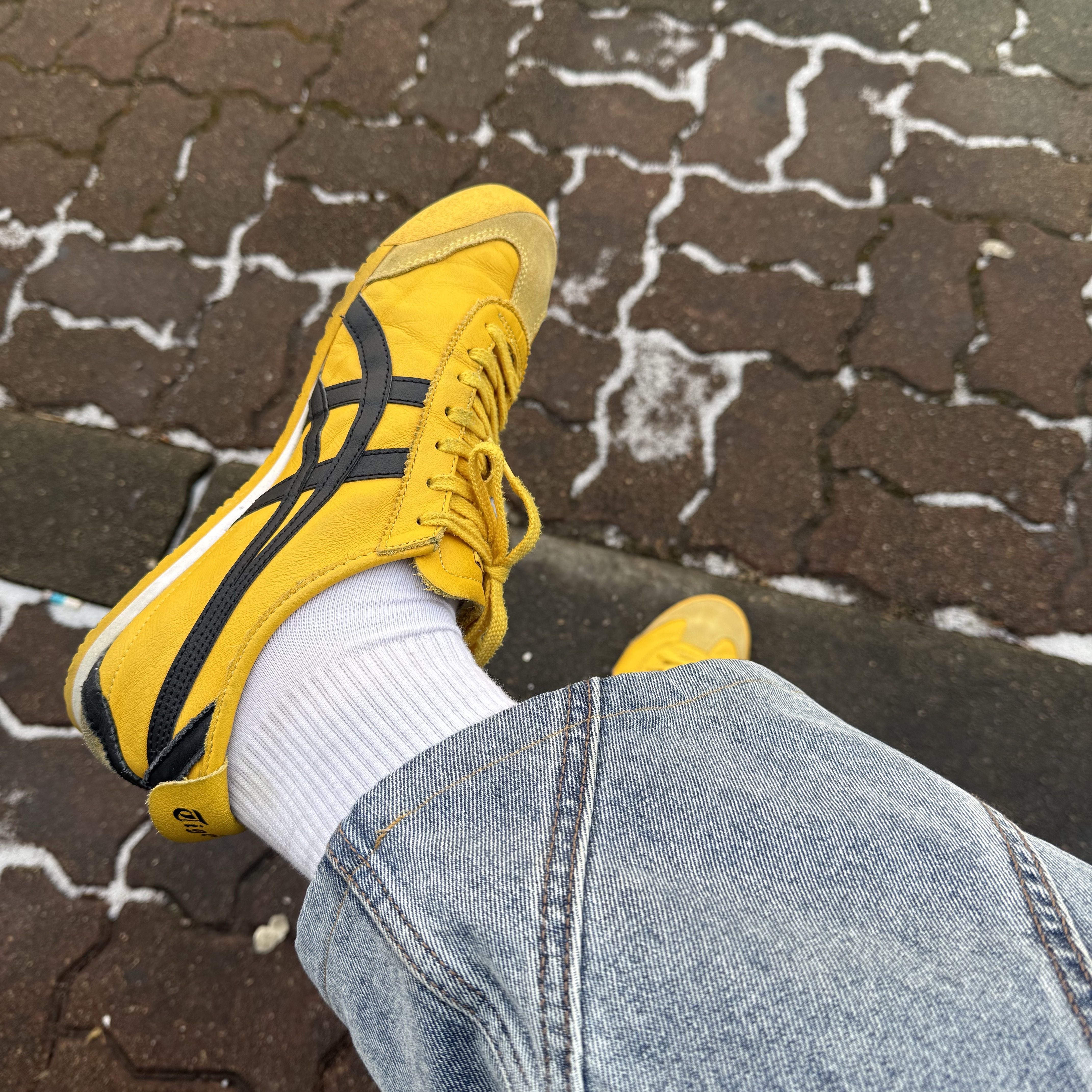 Onitsuka Tiger Mexico 66 Yellow Black 착용 스타일 - 1