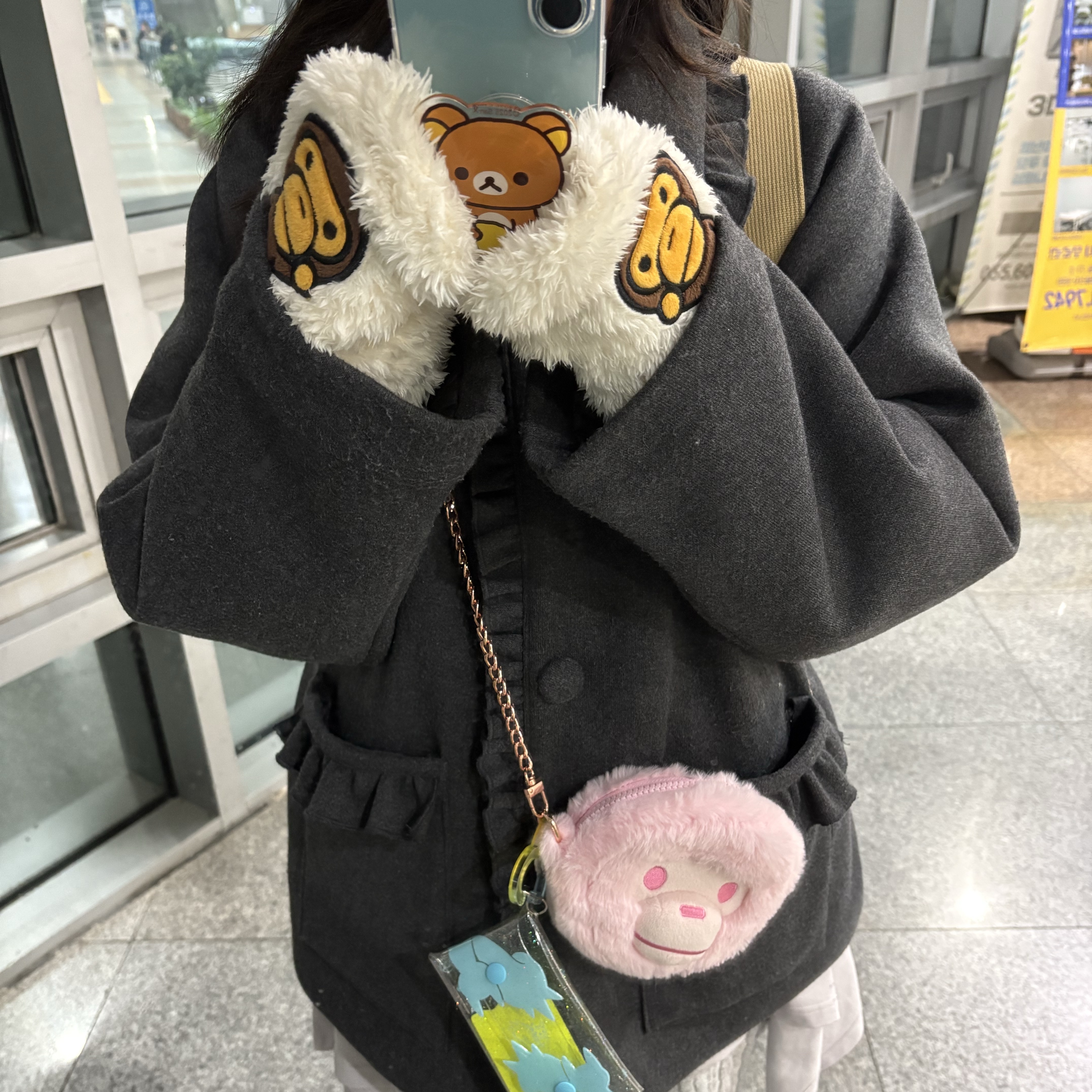BAPE Baby Milo Plush Crossbody Bag Pink, BAPE Baby Milo Gloves Ivory 착용 스타일