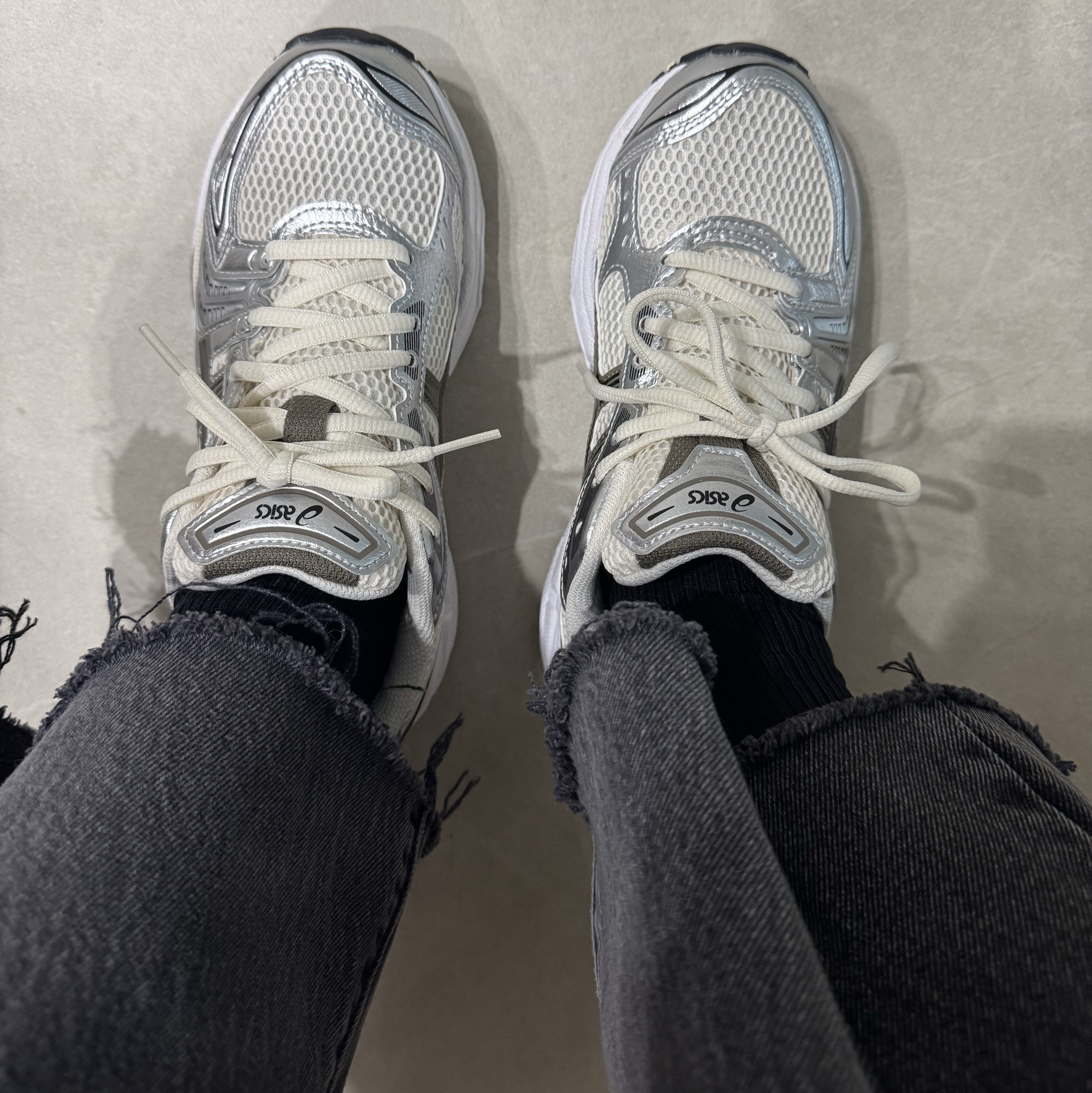 Asics Gel-Kayano 14 Cream Black 착용 스타일 - 3