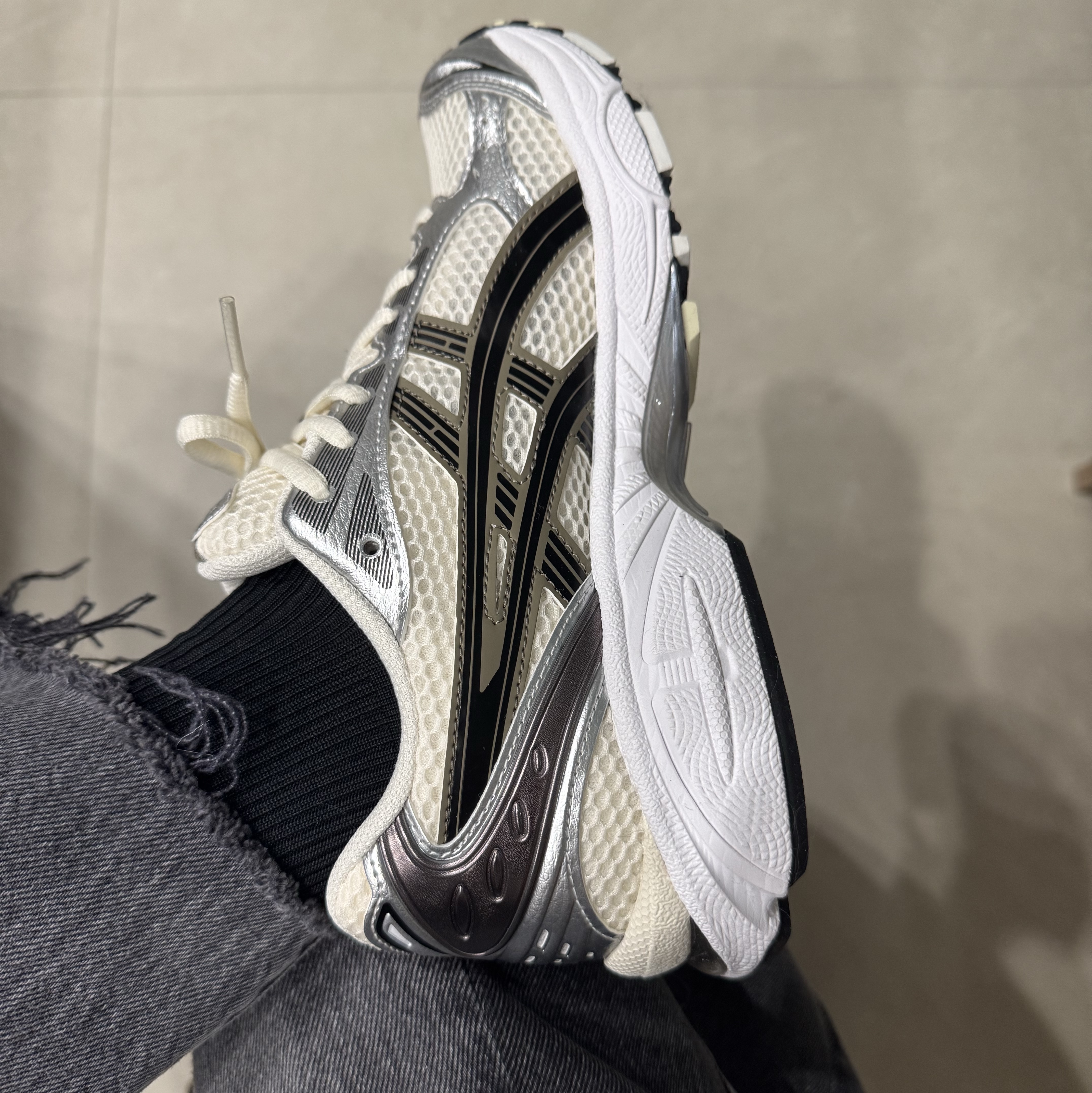 Asics Gel-Kayano 14 Cream Black 착용 스타일 - 2