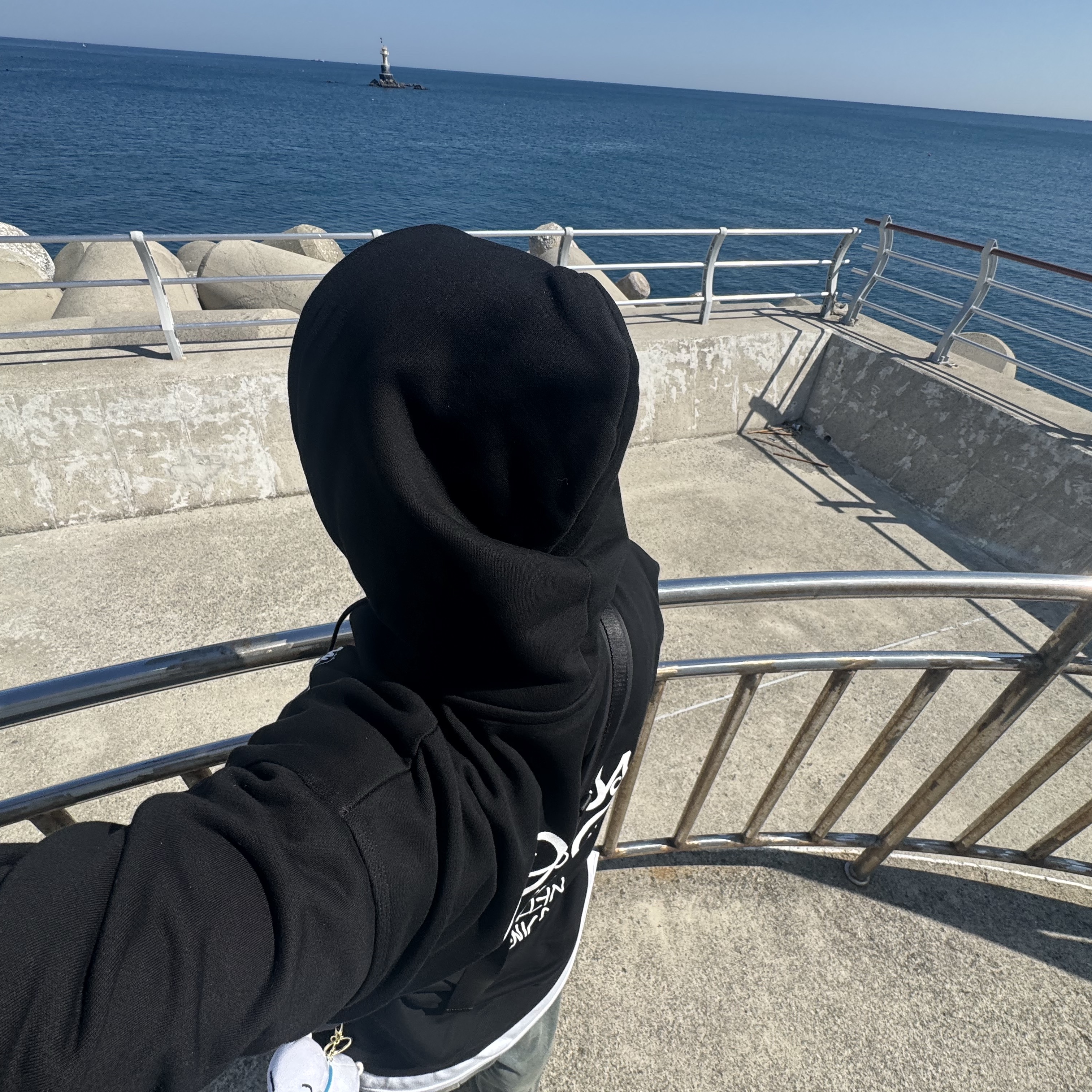 Stussy World Tour Hoodie Black 2023 착용 스타일