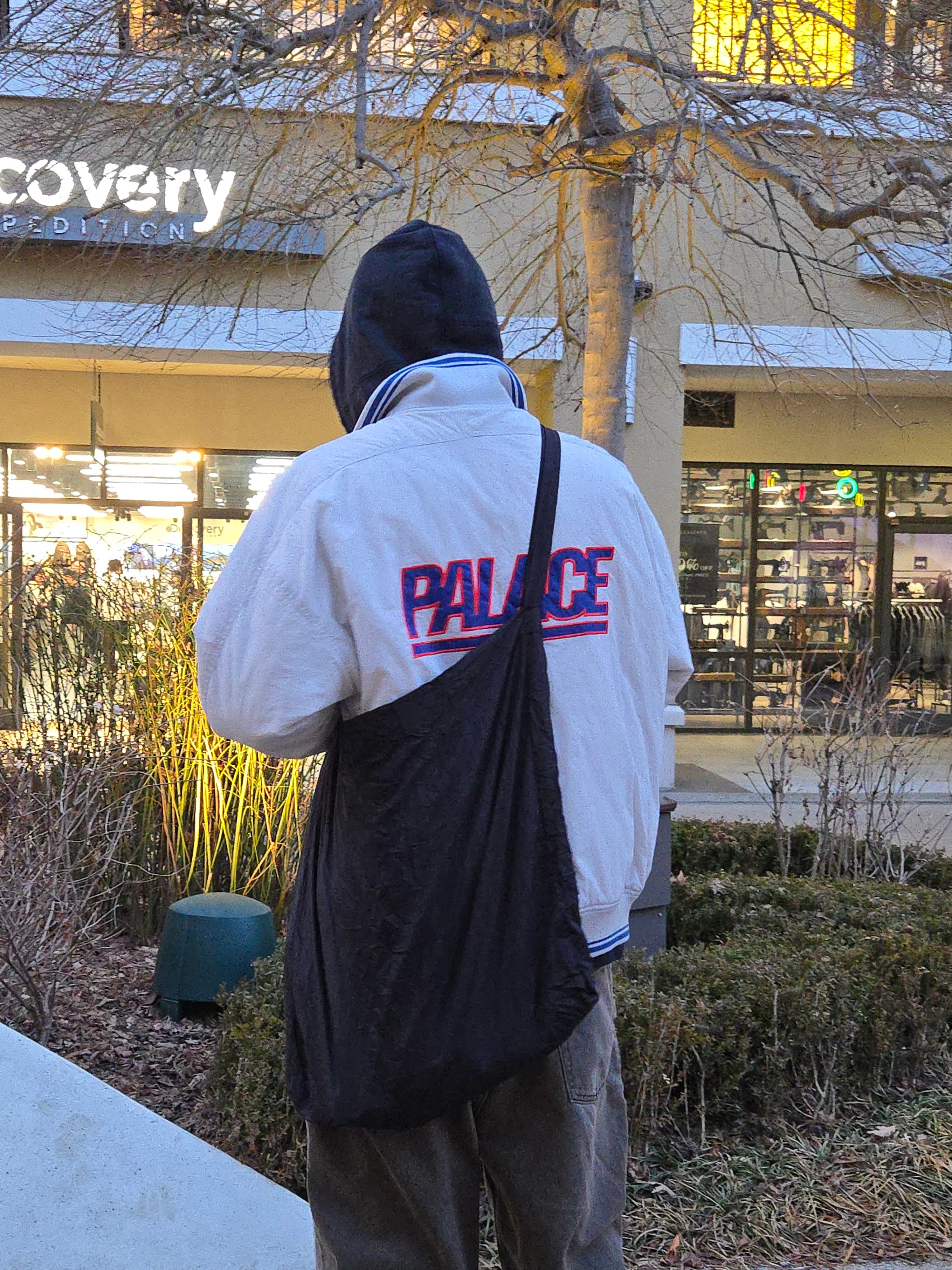 Palace Reversible Quilted Sports Bomber Grey - 23SS, Ticket To The Moon Medium Eco Bag Black 착용 스타일