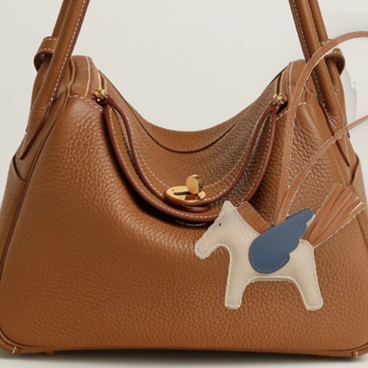 Hermes Lindy 26 Bag Clemence & Gold, Hermes Rodeo Pegase PM Charm Milo Swift & Craie Gold Bleu Tie 착용 스타일