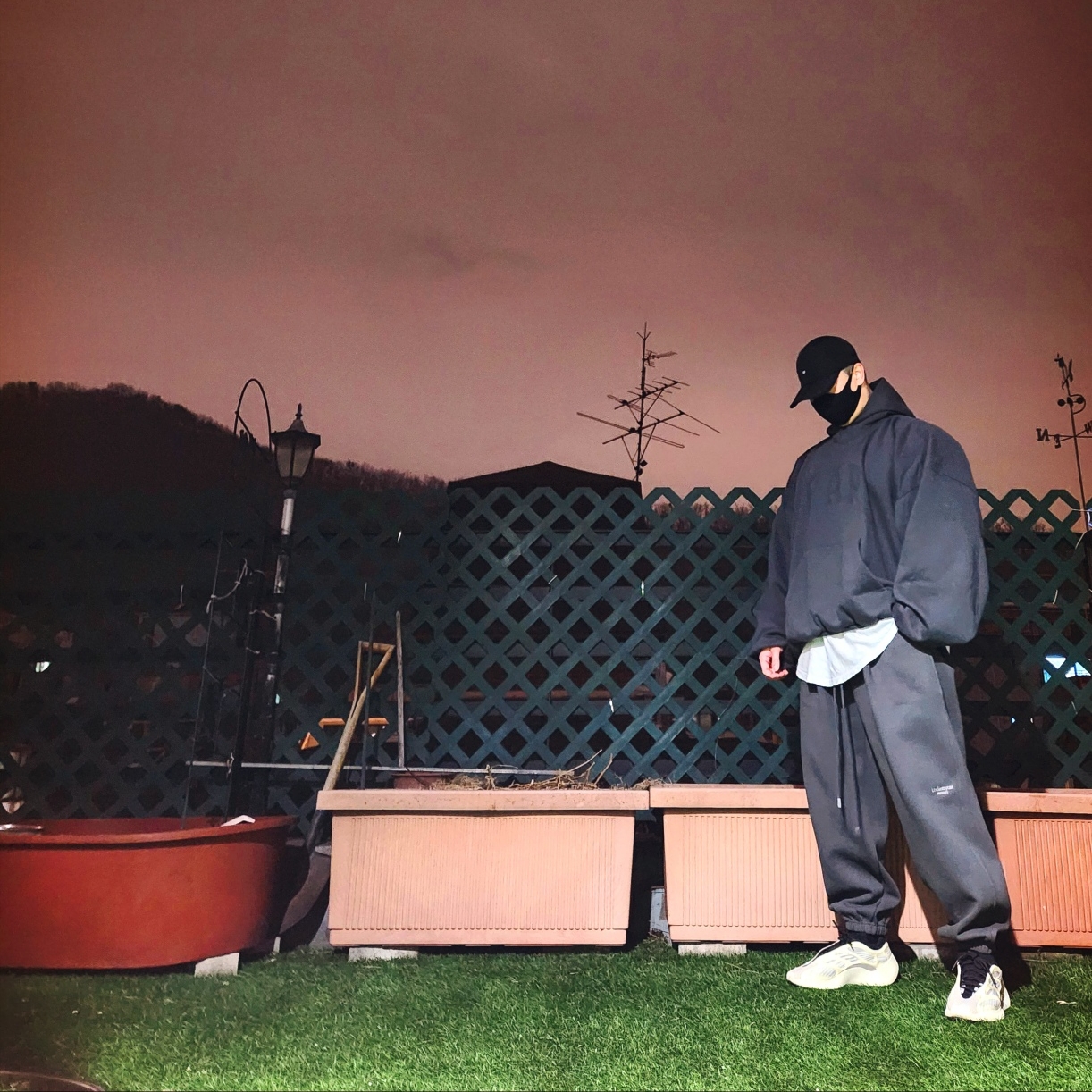 Yeezy Gap Engineered By Balenciaga Foldable Cap Black, Yeezy Gap Engineered By Balenciaga Dove Hoodie Black 착용 스타일 - 1
