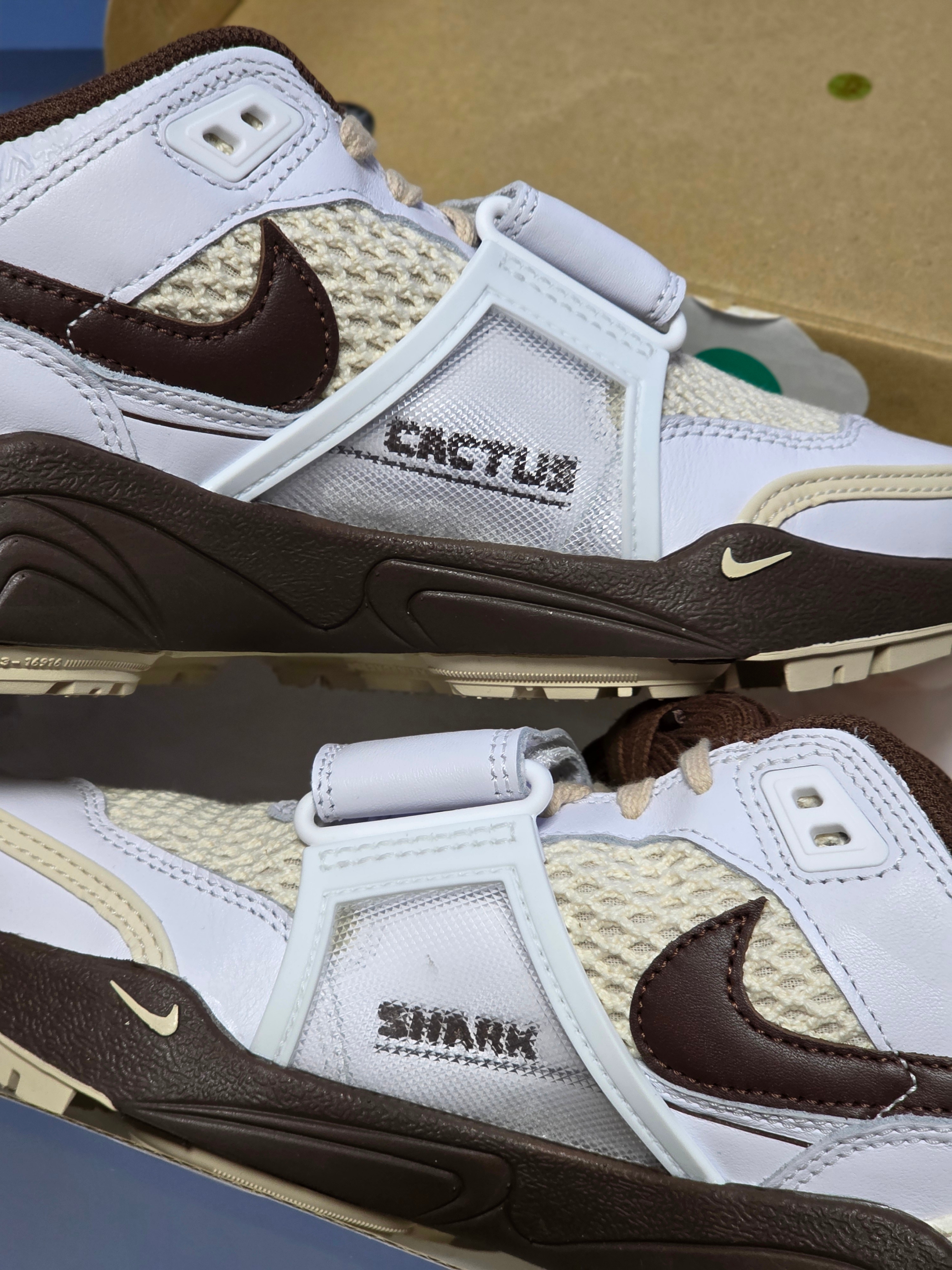 Nike x Travis Scott Zoom Field Jaxx White and Light Chocolate 착용 스타일 - 3