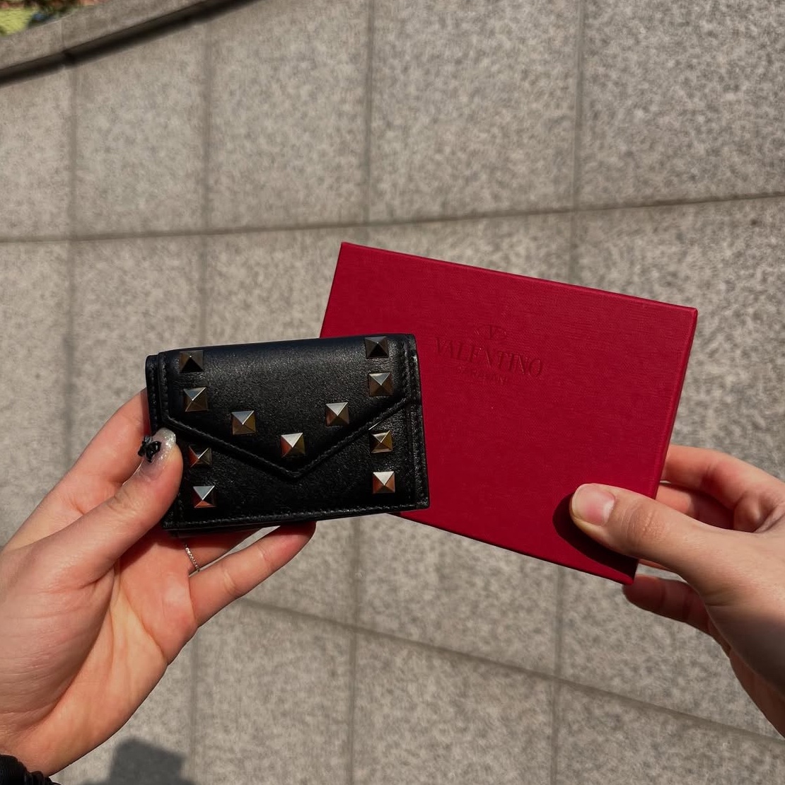Valentino Calfskin Bi-Fold Wallet Dark Beige 착용 스타일 - 1