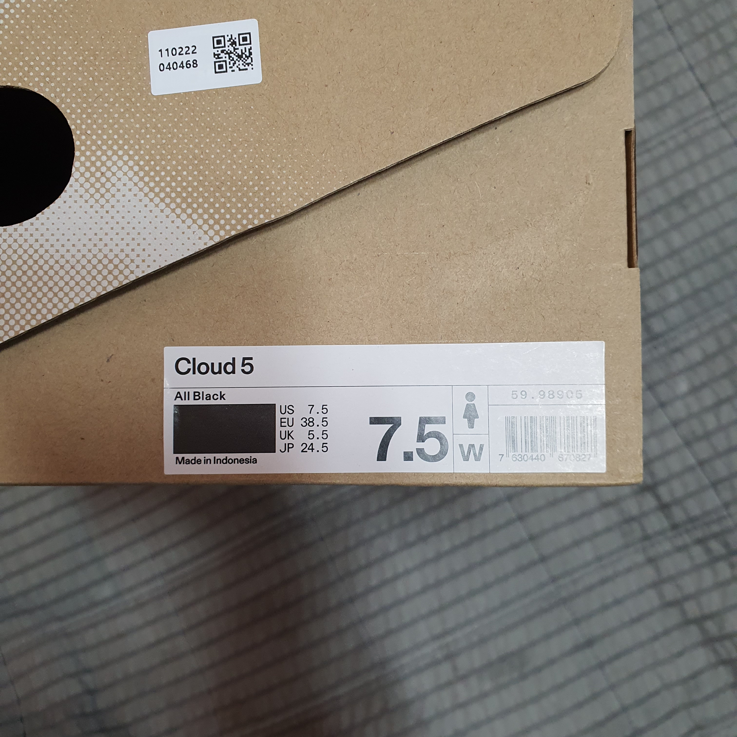 (W) On Running Cloud 5 All Black 착용 스타일 - 3