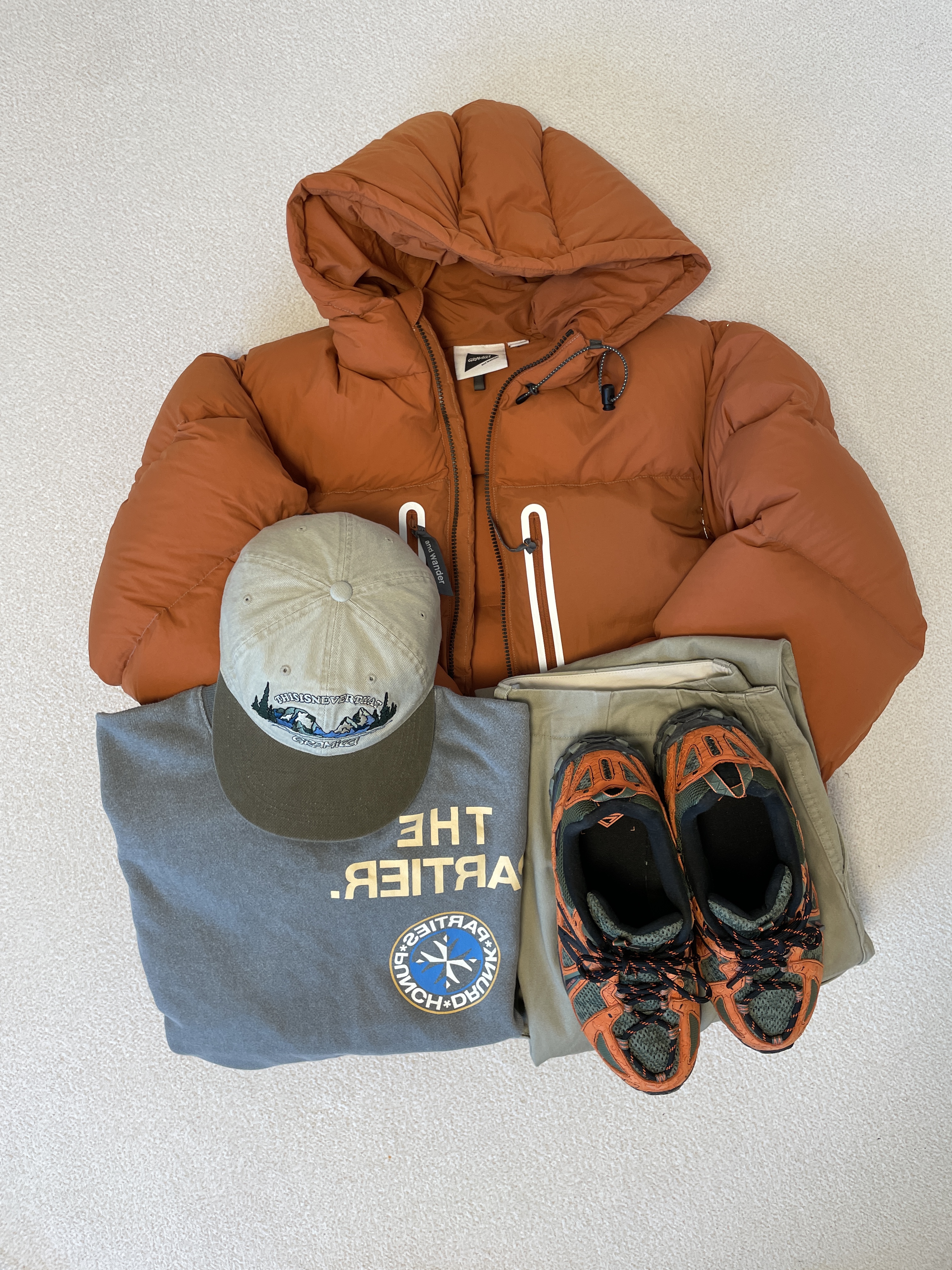 New Balance x Joe Freshgoods Beneath the Surface 610 Lil Swamps Orange, Thisisneverthat x Gramicci Mountain Cap Khaki 착용 스타일 - 1