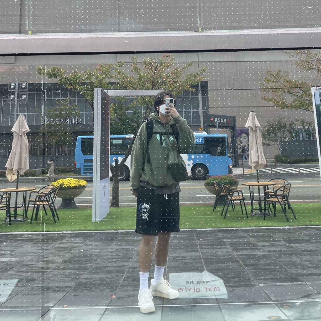Porter All New Tanker Sling Bag Zip Sage Green, Jordan x Travis Scott x Fragment Shorts Black (DJ0617-010) 착용 스타일