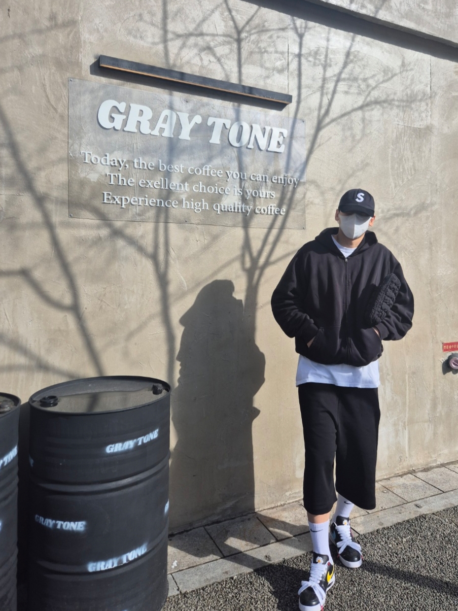 Yeezy YZY Zip-Up Hoodie Black, Nike x Peaceminusone Air Force 1 Low Para-Noise 3.0 Black and Multicolor 착용 스타일