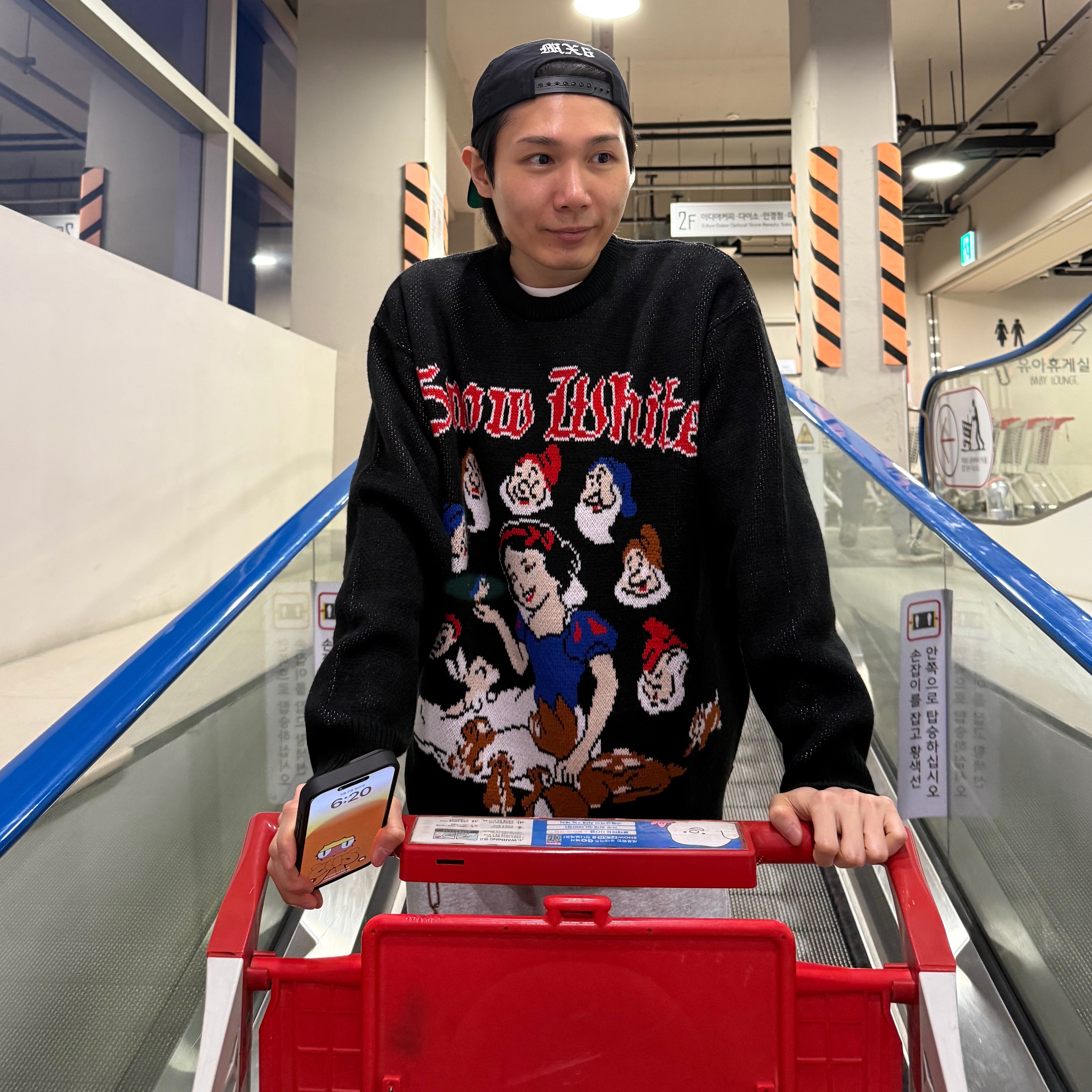 Supreme Snow White Sweater Black - 24FW 착용 스타일 - 4