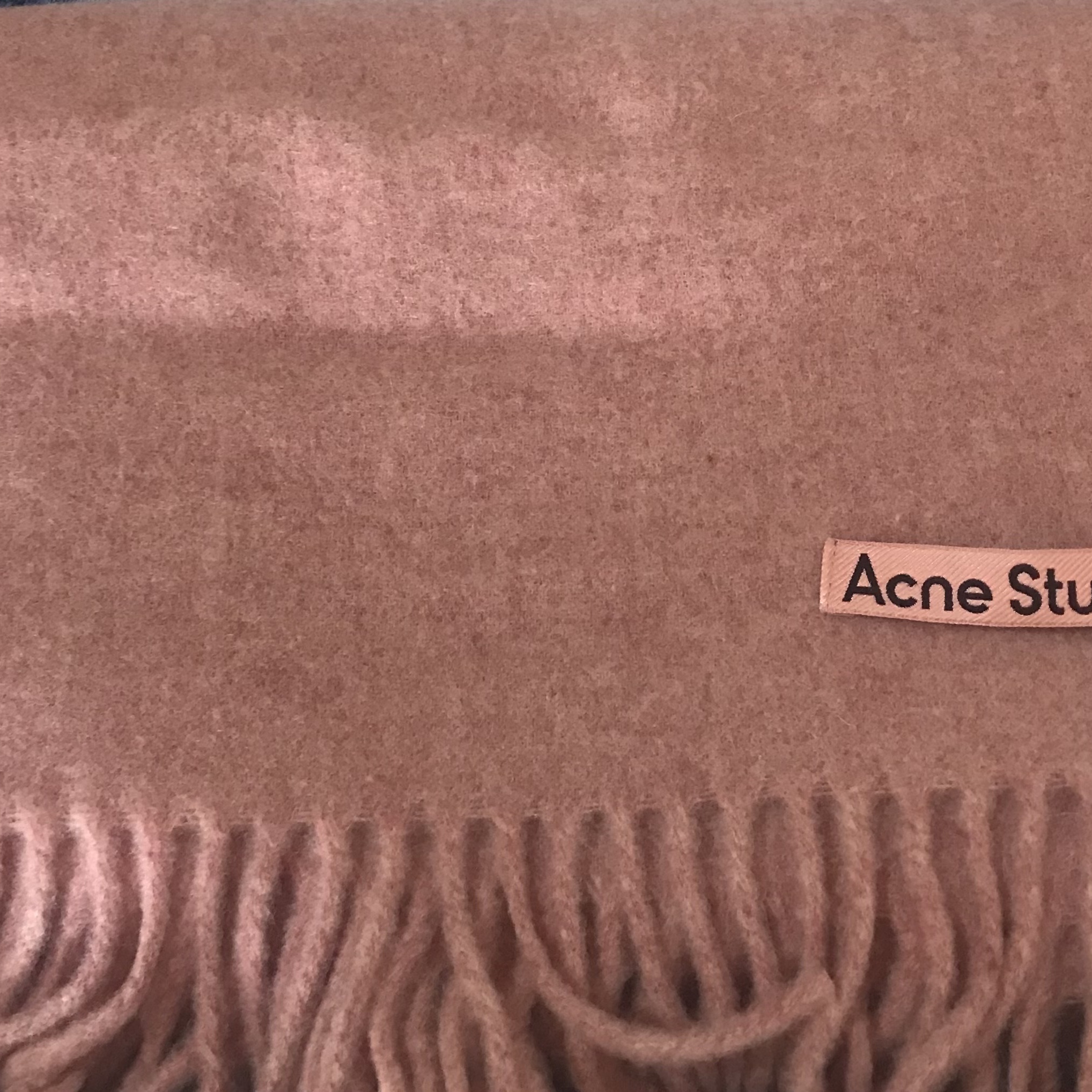 Acne Studios Wool Fringe Muffler Rose Melange 착용 스타일