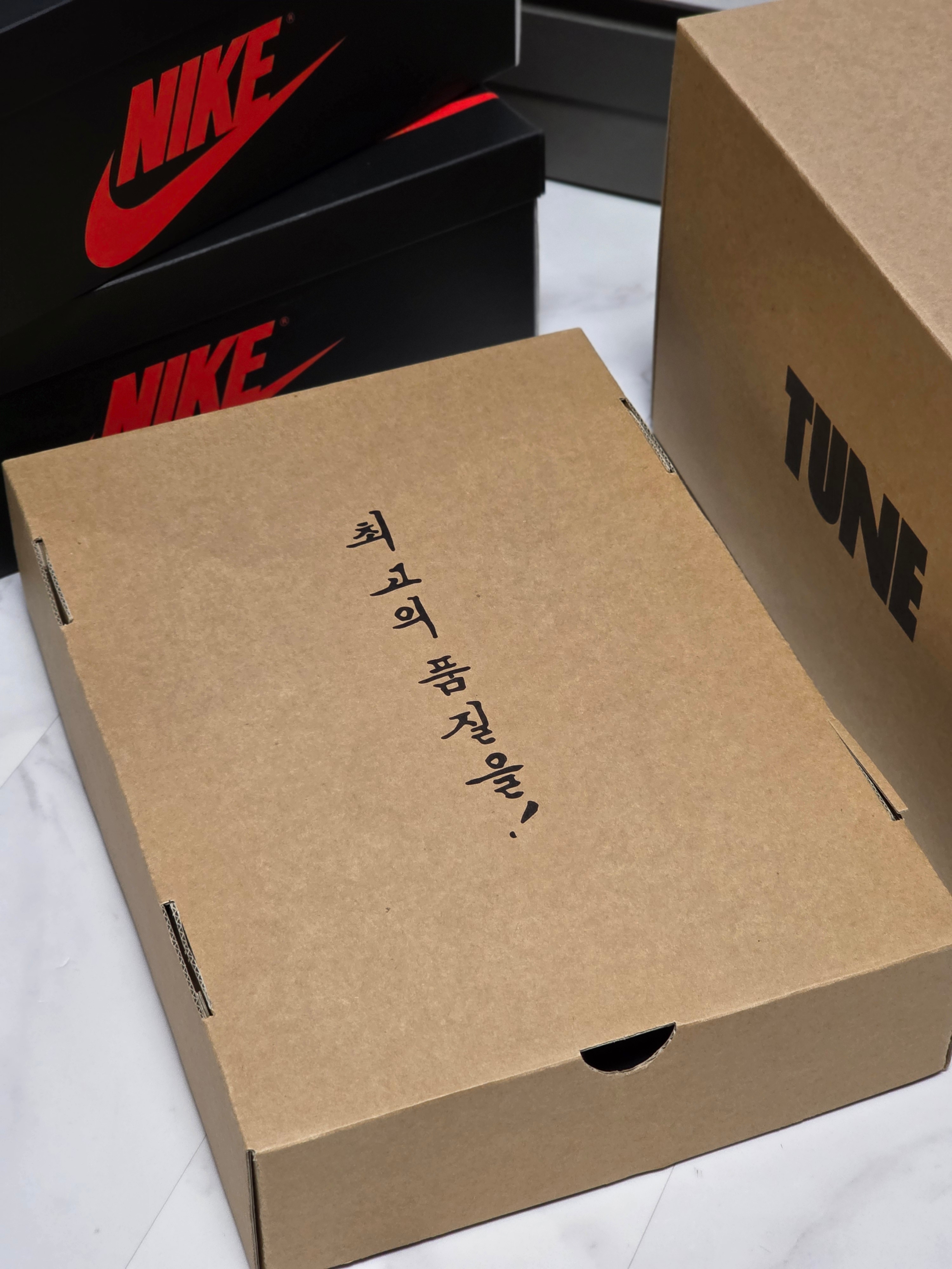 Tune x Jordan Hoodie Black Varsity Red 착용 스타일 - 4