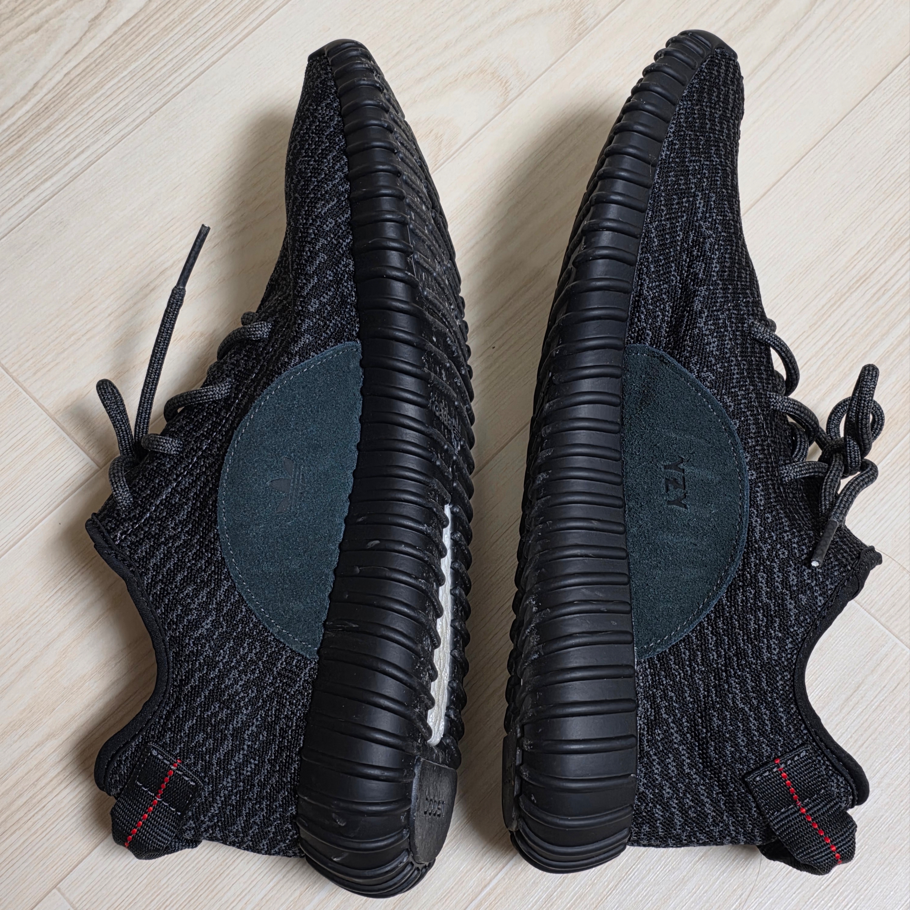Adidas Yeezy Boost 350 Pirate Black 2023, Adidas Yeezy Boost 350 V2 Blue Tint 2017 착용 스타일 - 2