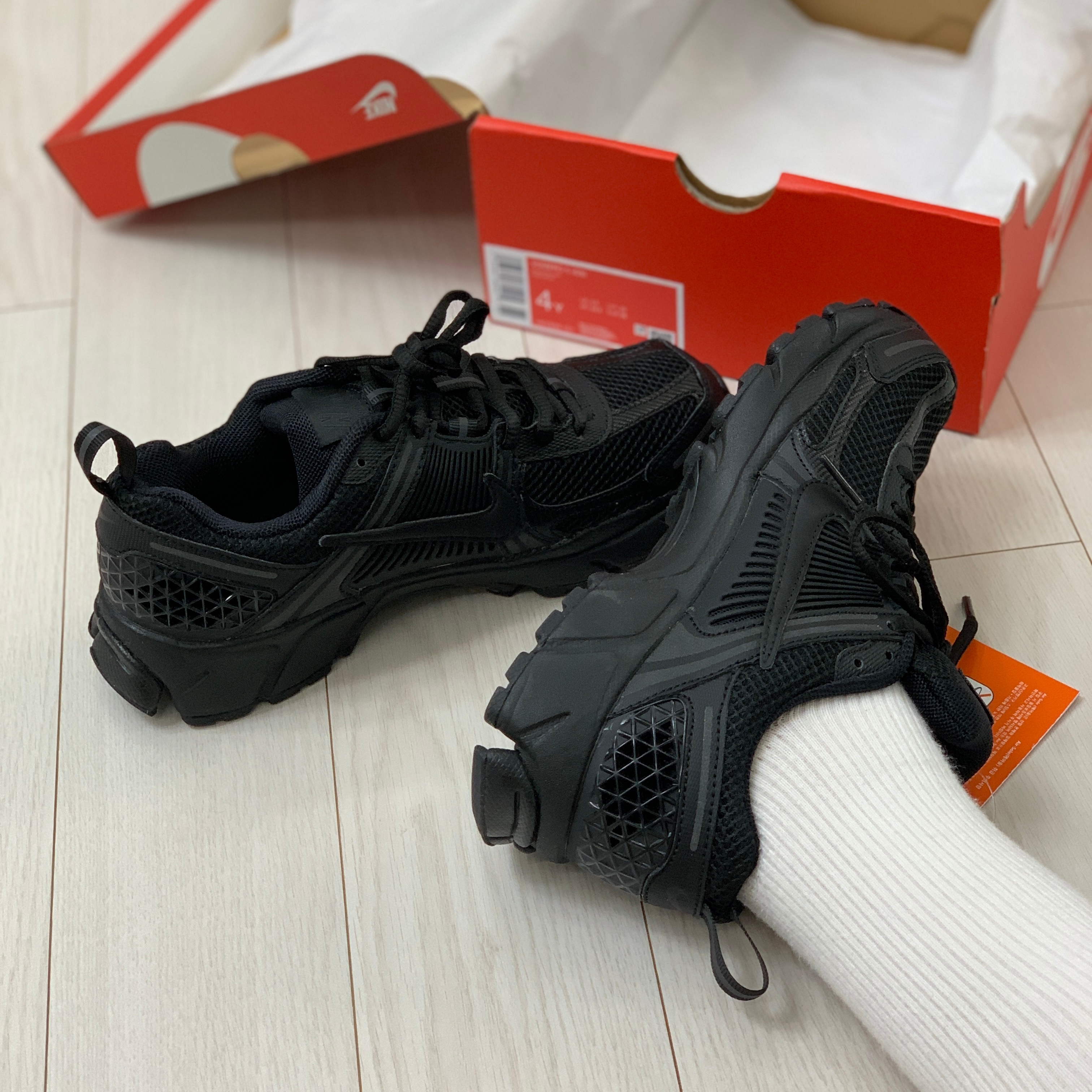 (GS) Nike Zoom Vomero 5 Black 착용 스타일