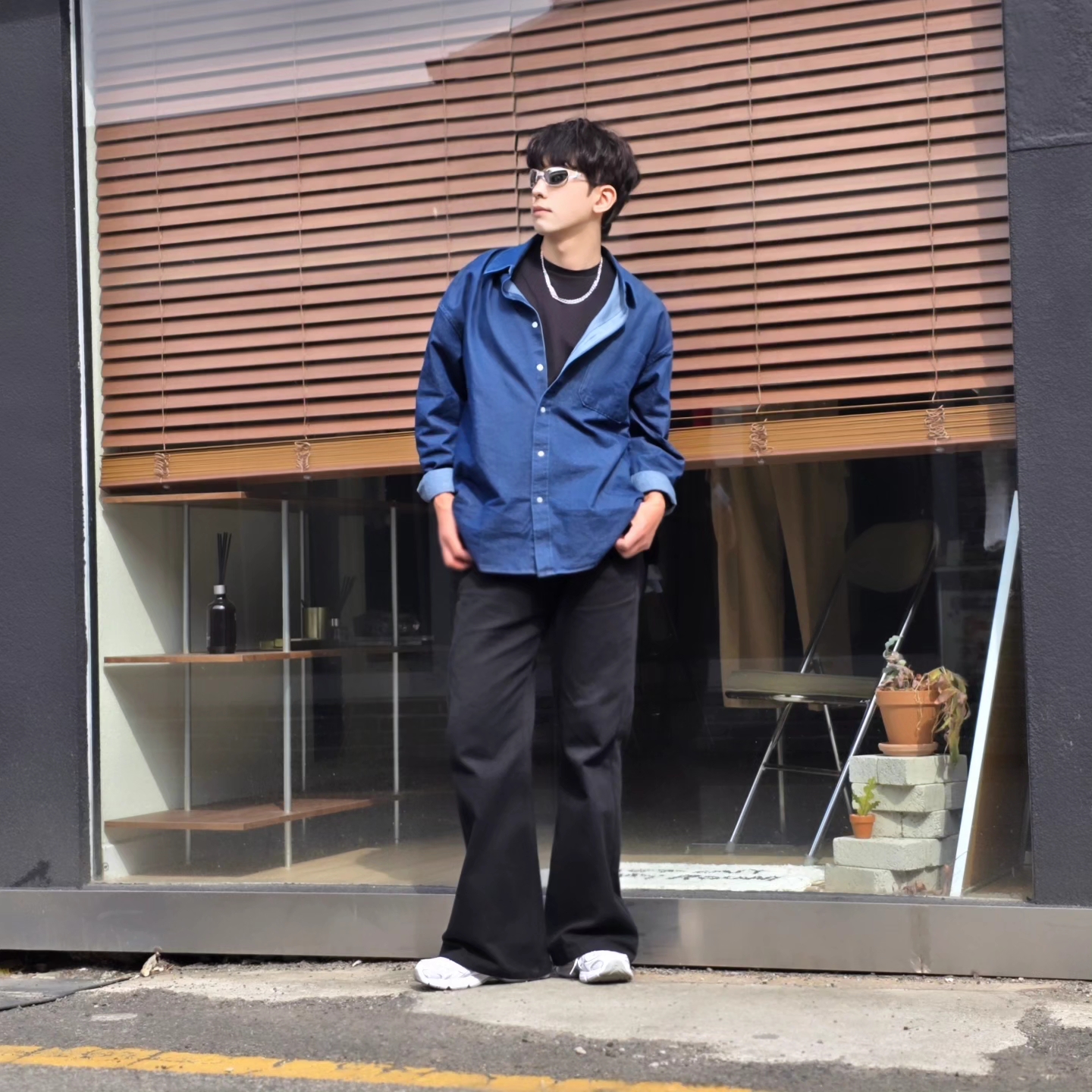 디젤 Dx1446 레드 에나멜 스테인리스 스틸 체인 네클리스 실버, 뉴발란스 740v2 화이트 실버 메탈릭 착용 스타일 - 2