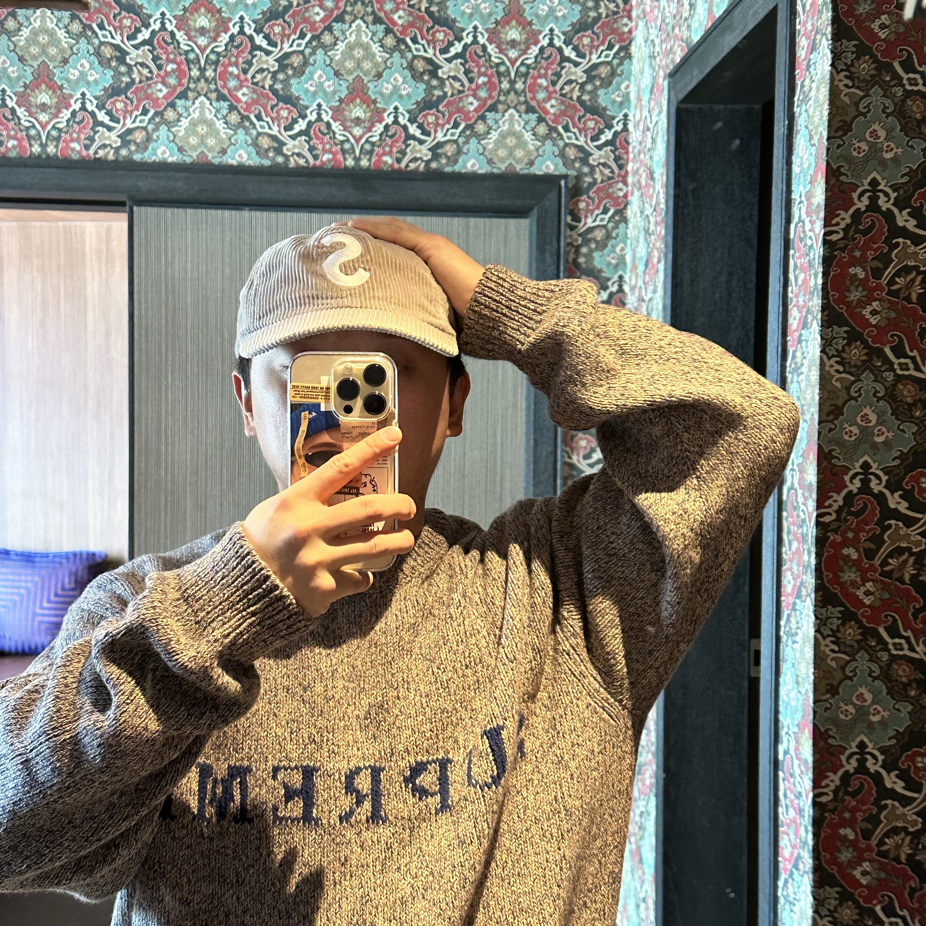 Supreme Contrast Logo Sweater Taupe Melange - 25SS 착용 스타일