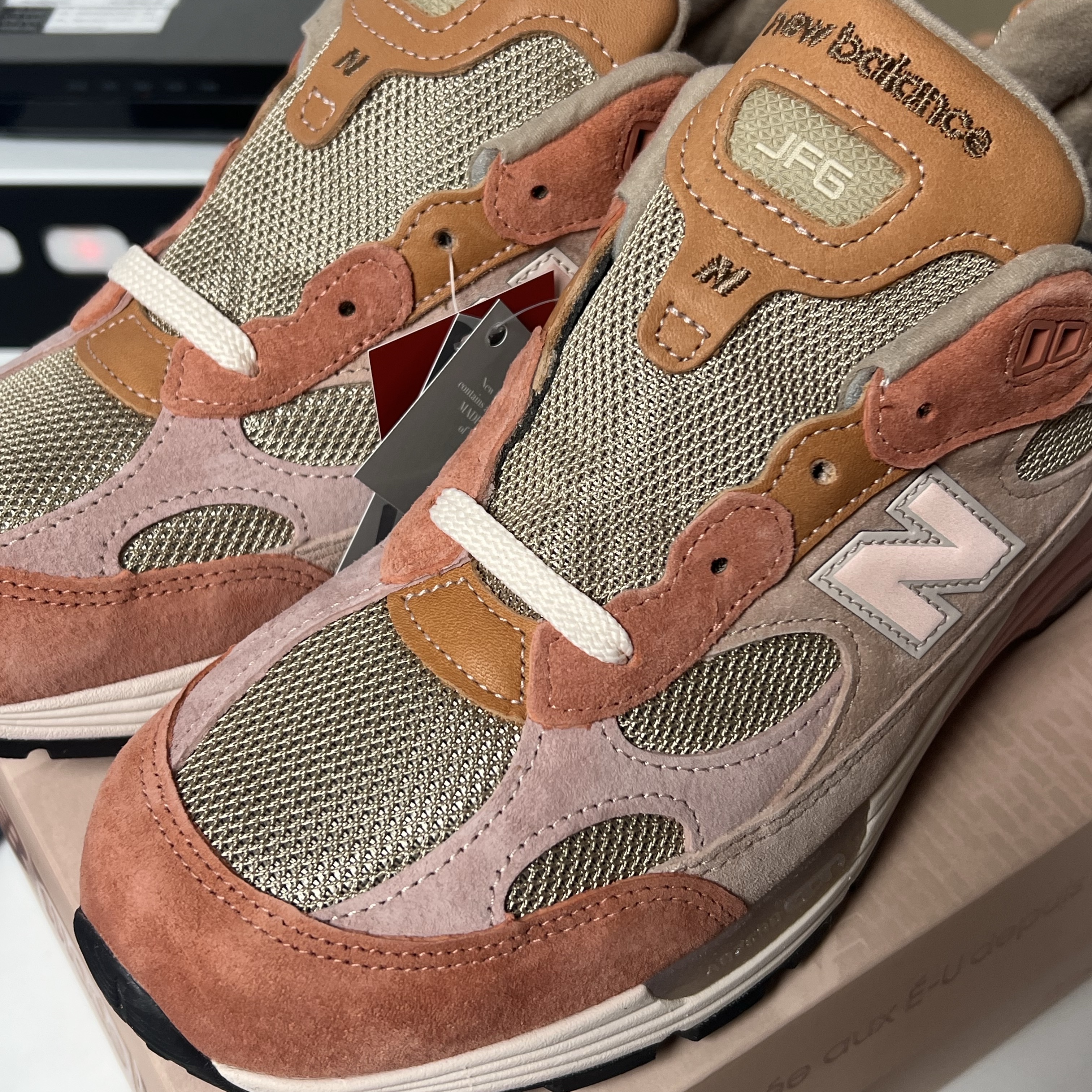 New Balance x Joe Freshgoods 992 Made in USA Aged Well 착용 스타일 - 1