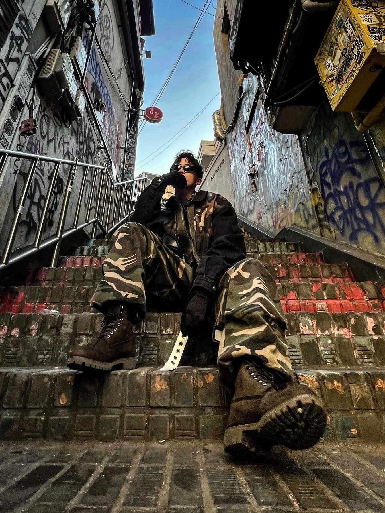 [KREAM 단독] ADSB Andersson Bell Camouflage Zip-Up Denim Jacket Black, [KREAM 단독] ADSB Andersson Bell Raptor Layered Cargo Pants Indigo Green 착용 스타일 - 3