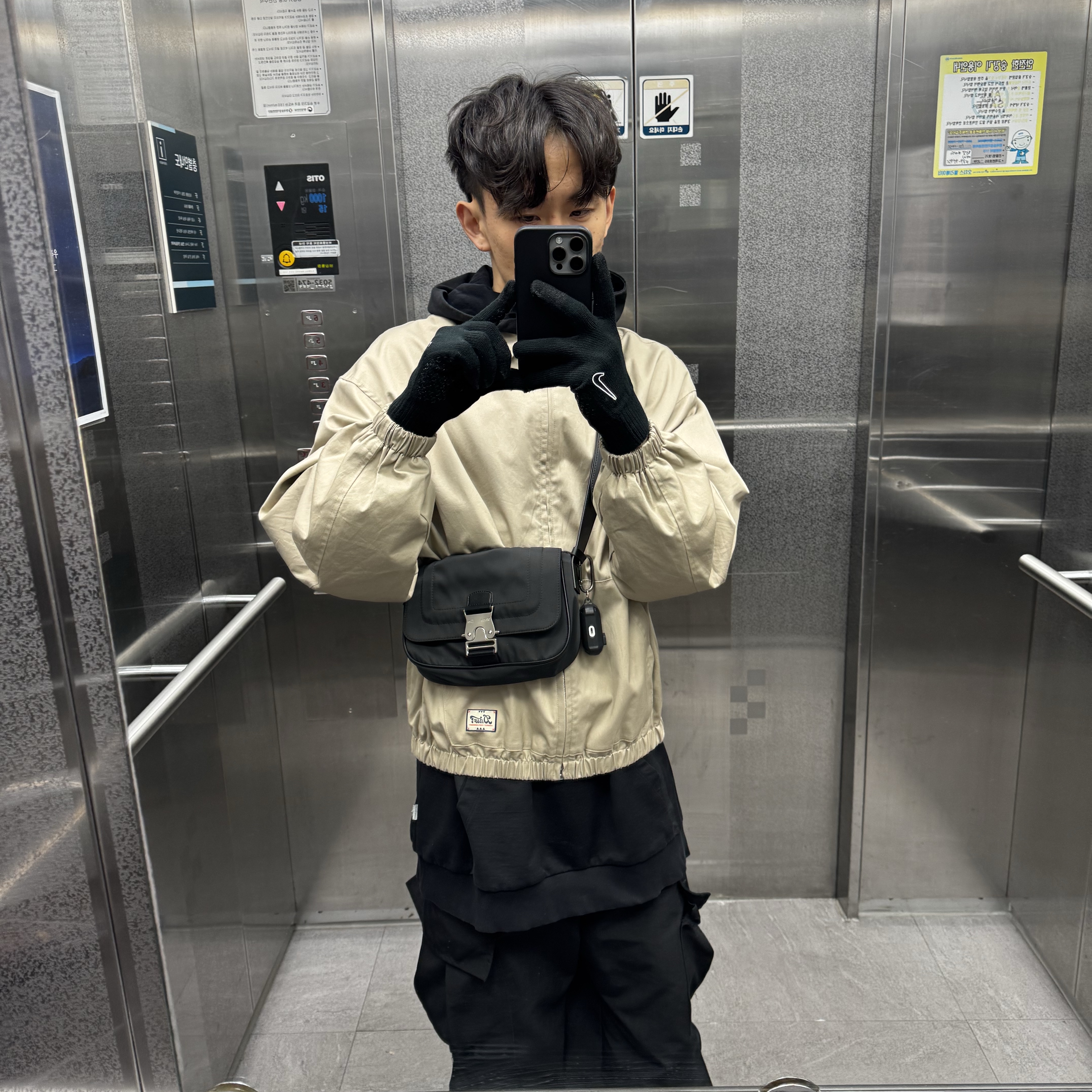 Matin Kim Mini Buckle Bag Black, Nike Therma-Fit Academy Gloves Black 착용 스타일