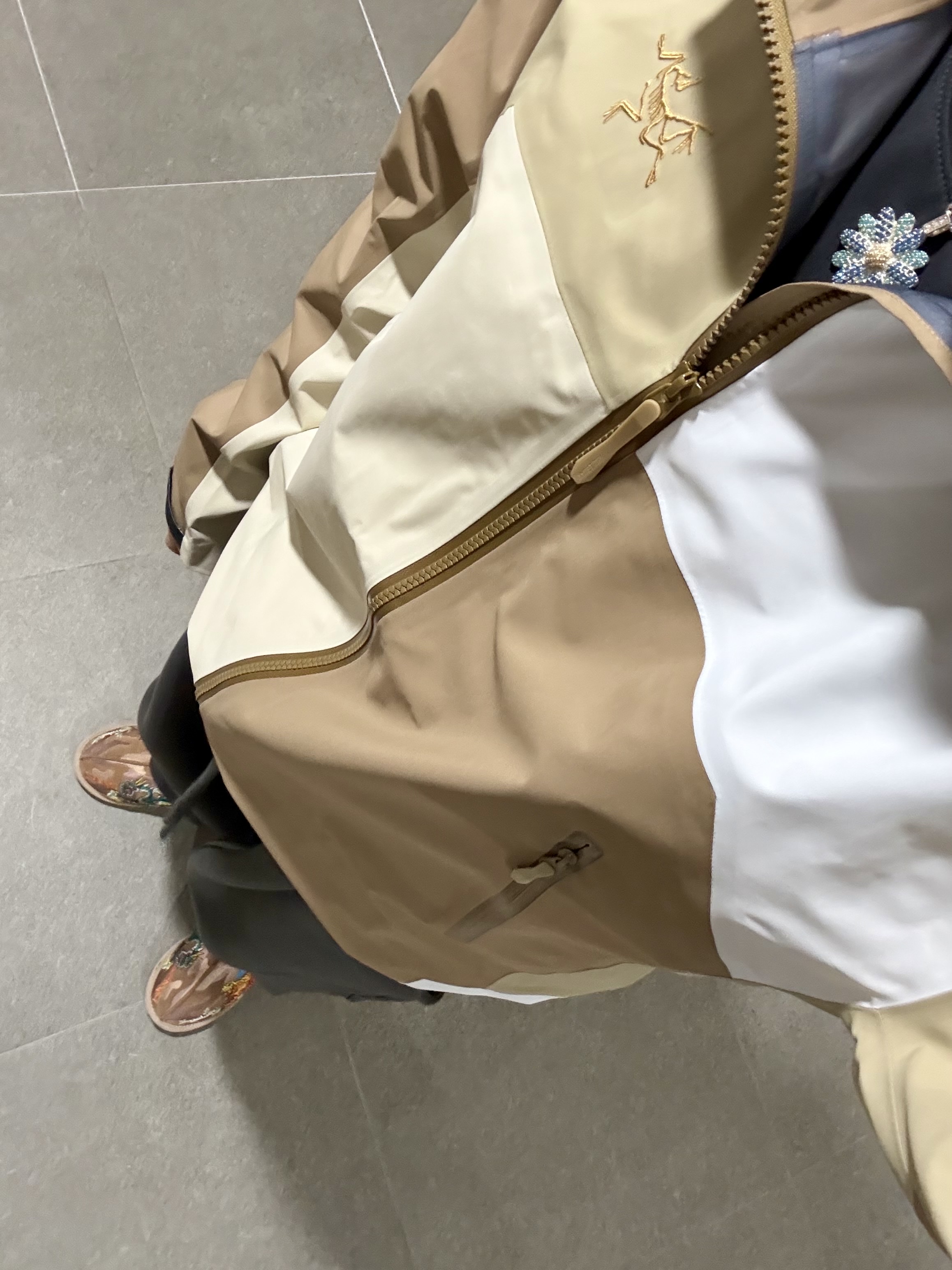 Arc'teryx x Beams Beta Jacket Nagomi, Undermycar Mu.03 Anti Fxxking Logo Play Oversized Sweat Jogger Black 착용 스타일 - 2
