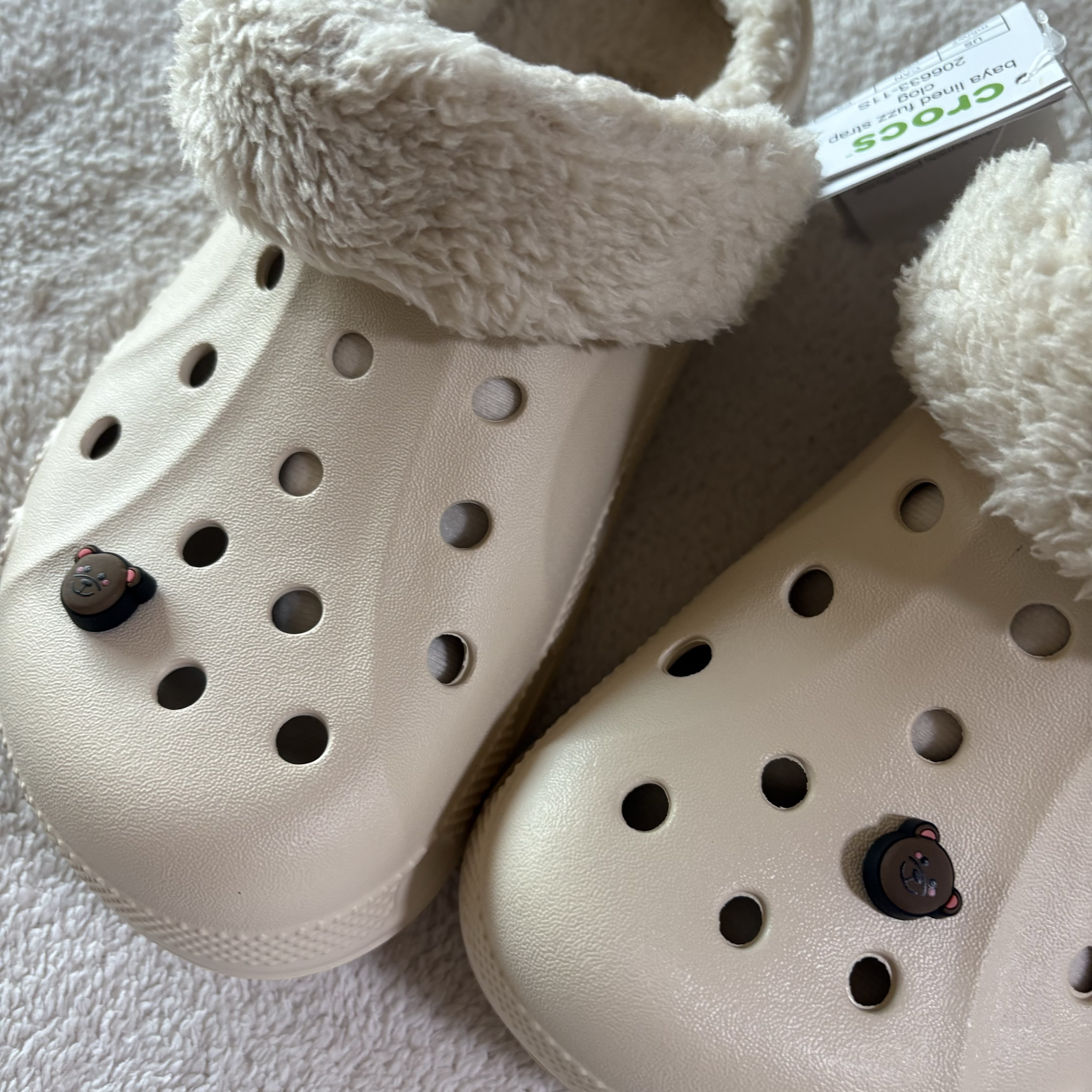 Crocs Baya Lined Fuzz-Strap Clog Winter White 착용 스타일