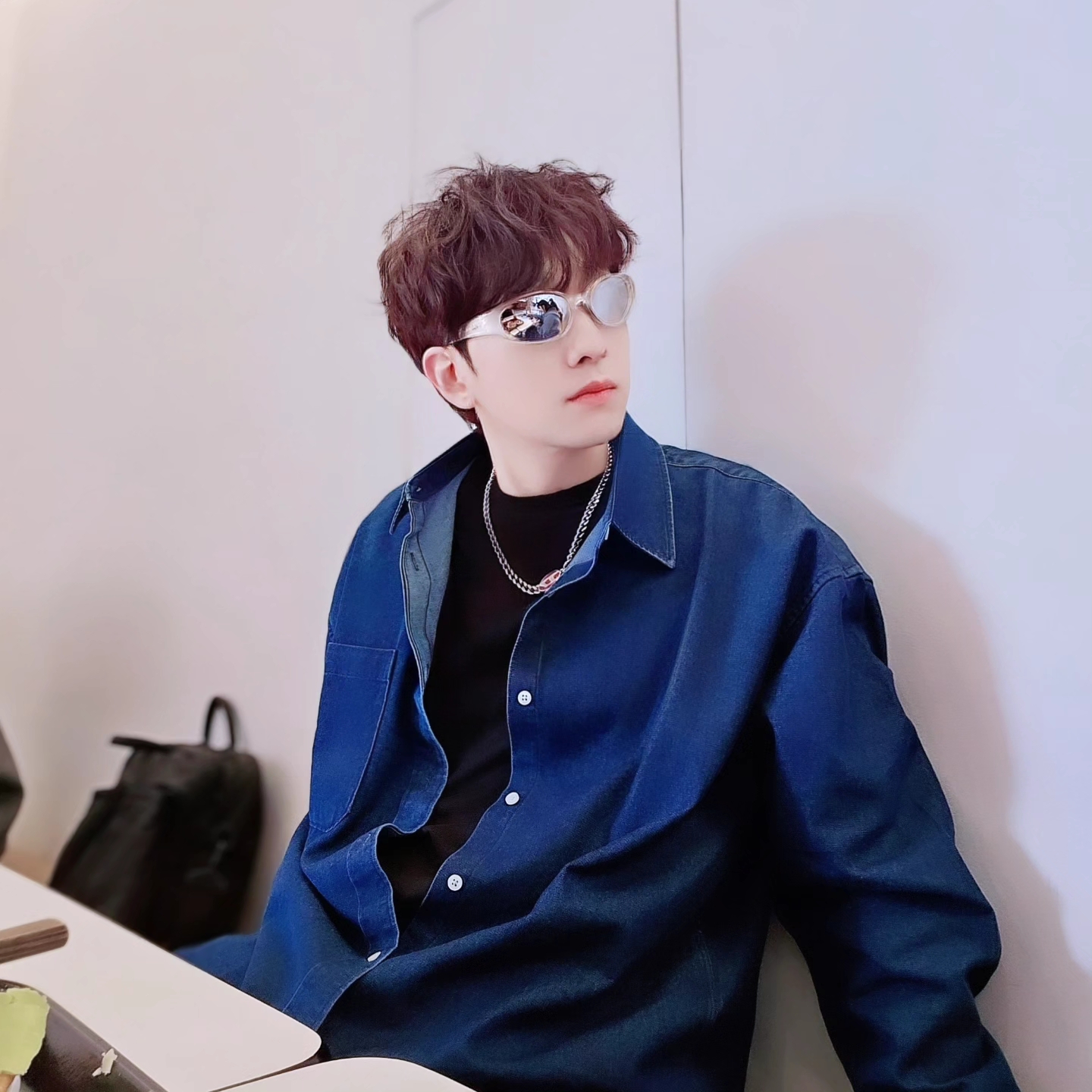 디젤 Dx1446 레드 에나멜 스테인리스 스틸 체인 네클리스 실버, 뉴발란스 740v2 화이트 실버 메탈릭 착용 스타일 - 7