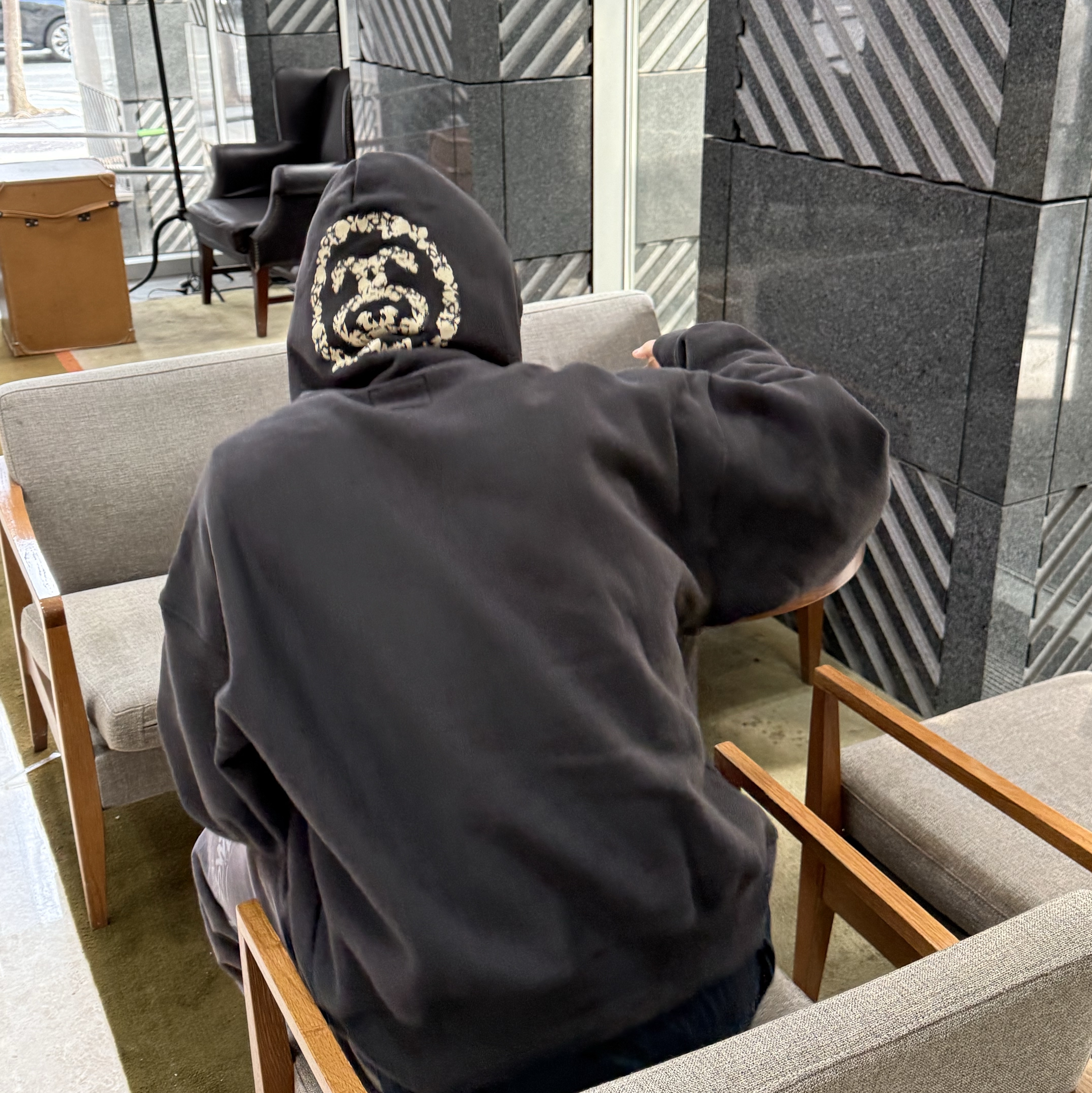 Stussy x Denim Tears Graphic Hoodie Black 착용 스타일 - 3