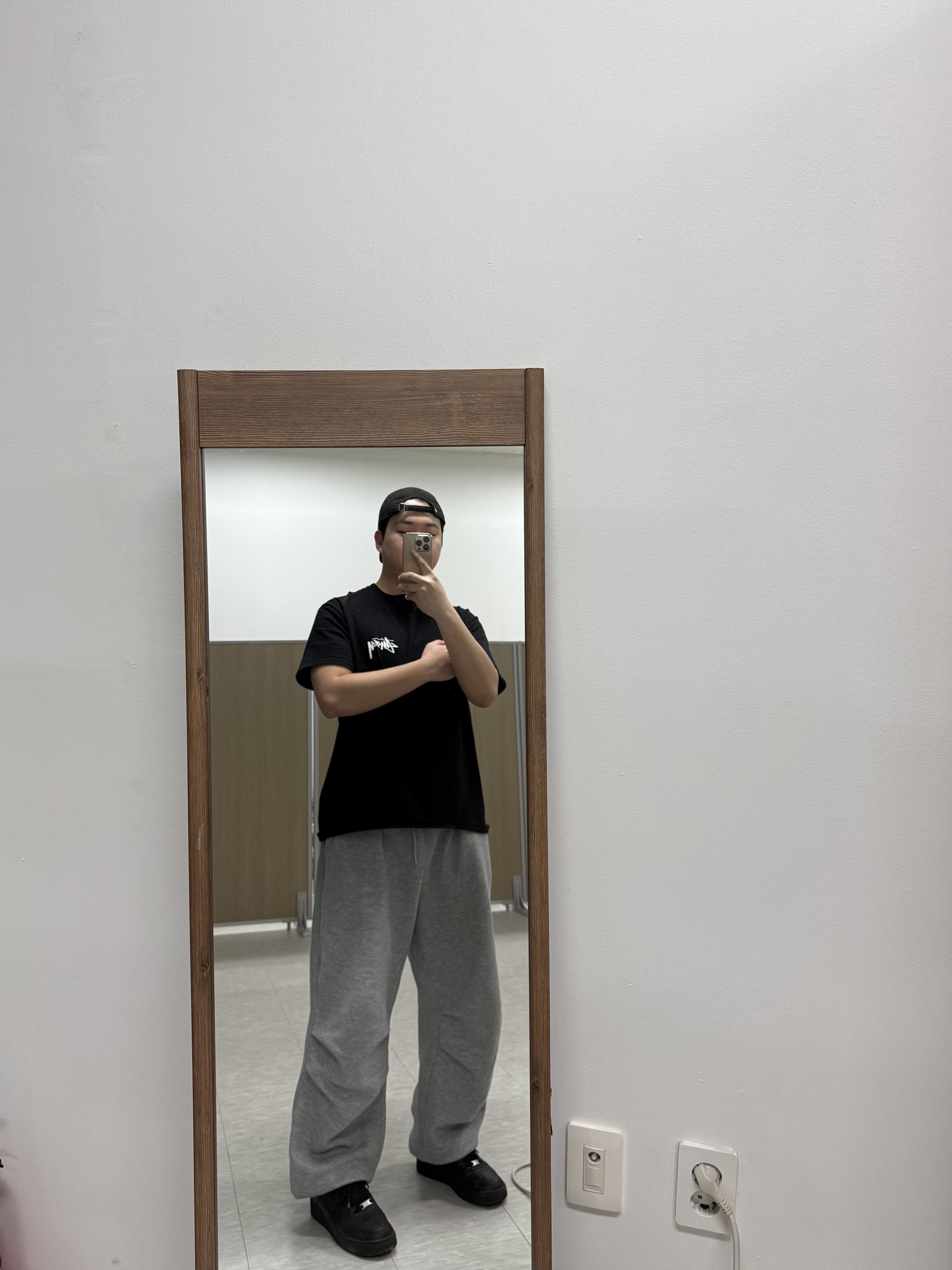 Nike Air Force 1 '07 Low Triple Black, Stussy Livin' Large T-Shirt Black 착용 스타일 - 1