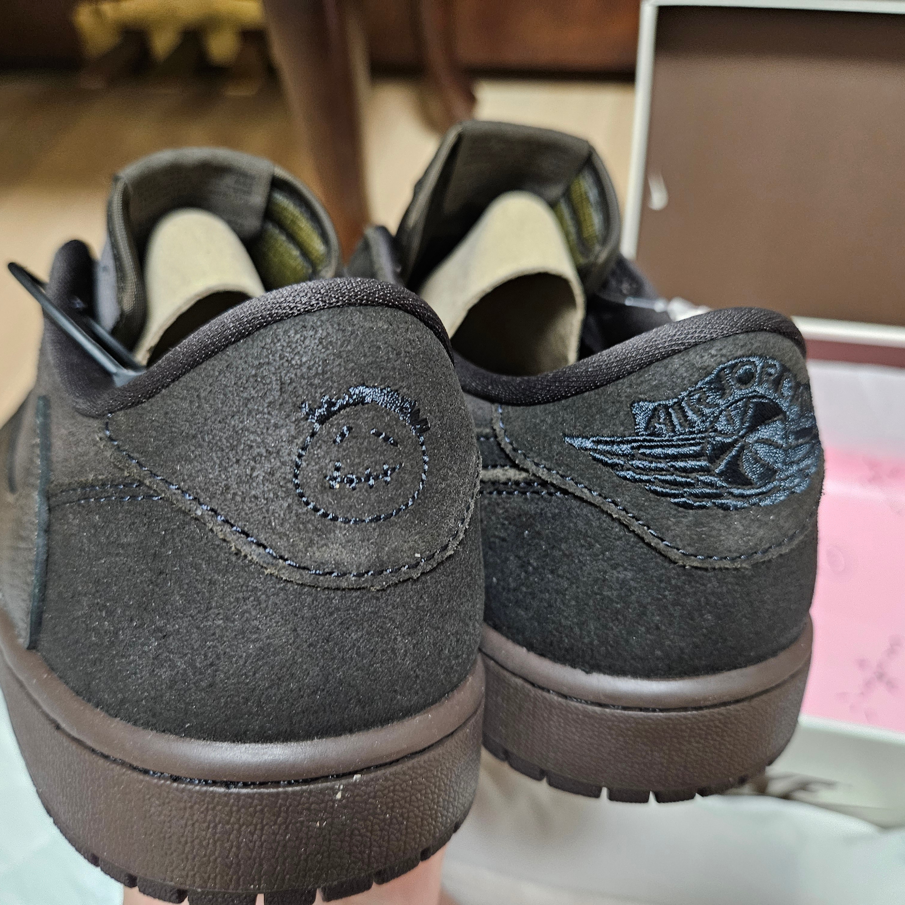 Jordan 1 x Travis Scott Retro Low OG SP Velvet Brown and Dark Mocha 착용 스타일 - 3