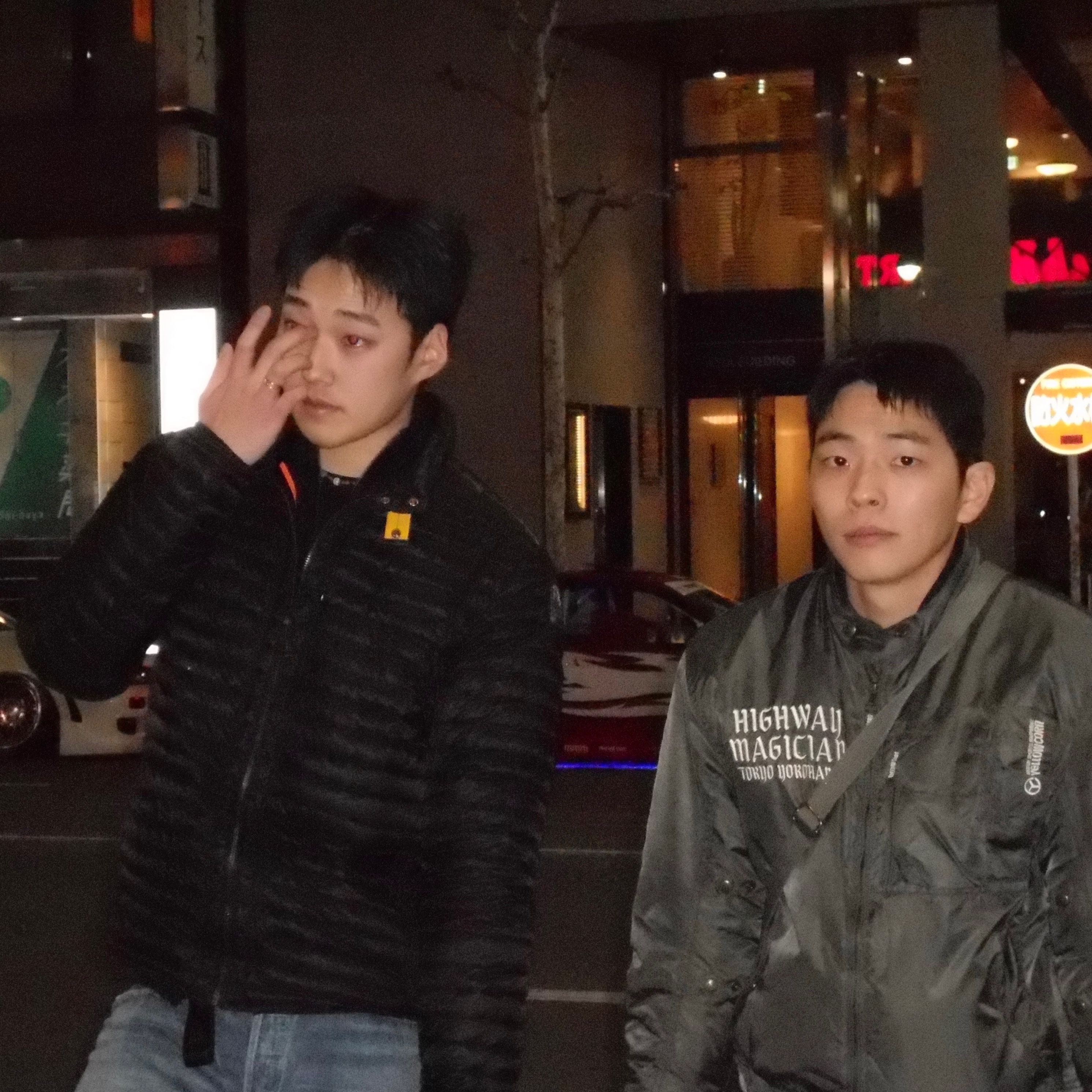 파라점퍼스 유고 쇼트 다운 자켓 블랙 - 24FW, 캐피탈 펠티드 울 드래곤 댄스 해피 스카프 브라운 착용 스타일 - 1