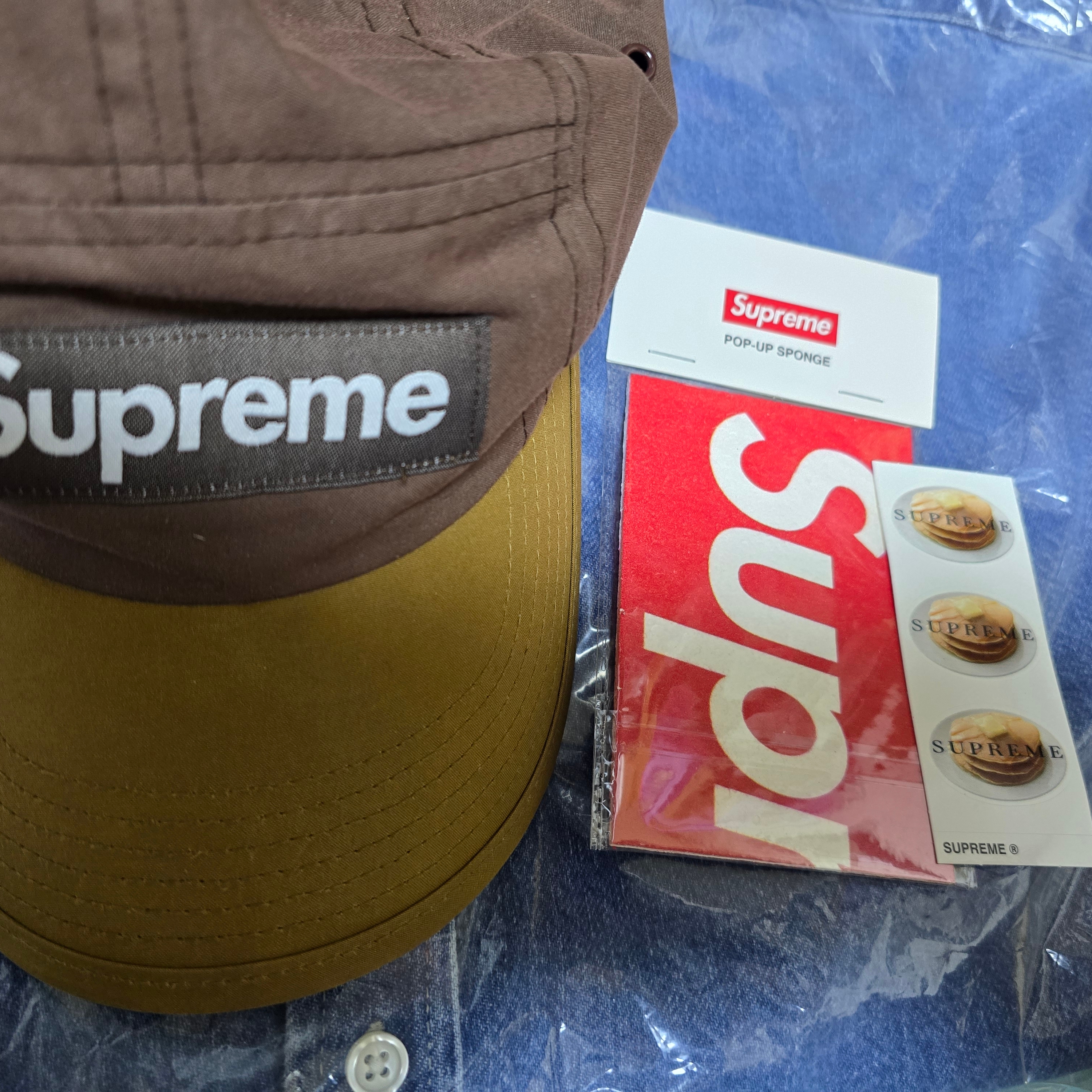 Supreme Waxed Cotton Camp Cap Brown - 21FW, Supreme Small Box Denim Shirt Washed Indigo - 25SS 착용 스타일 - 1