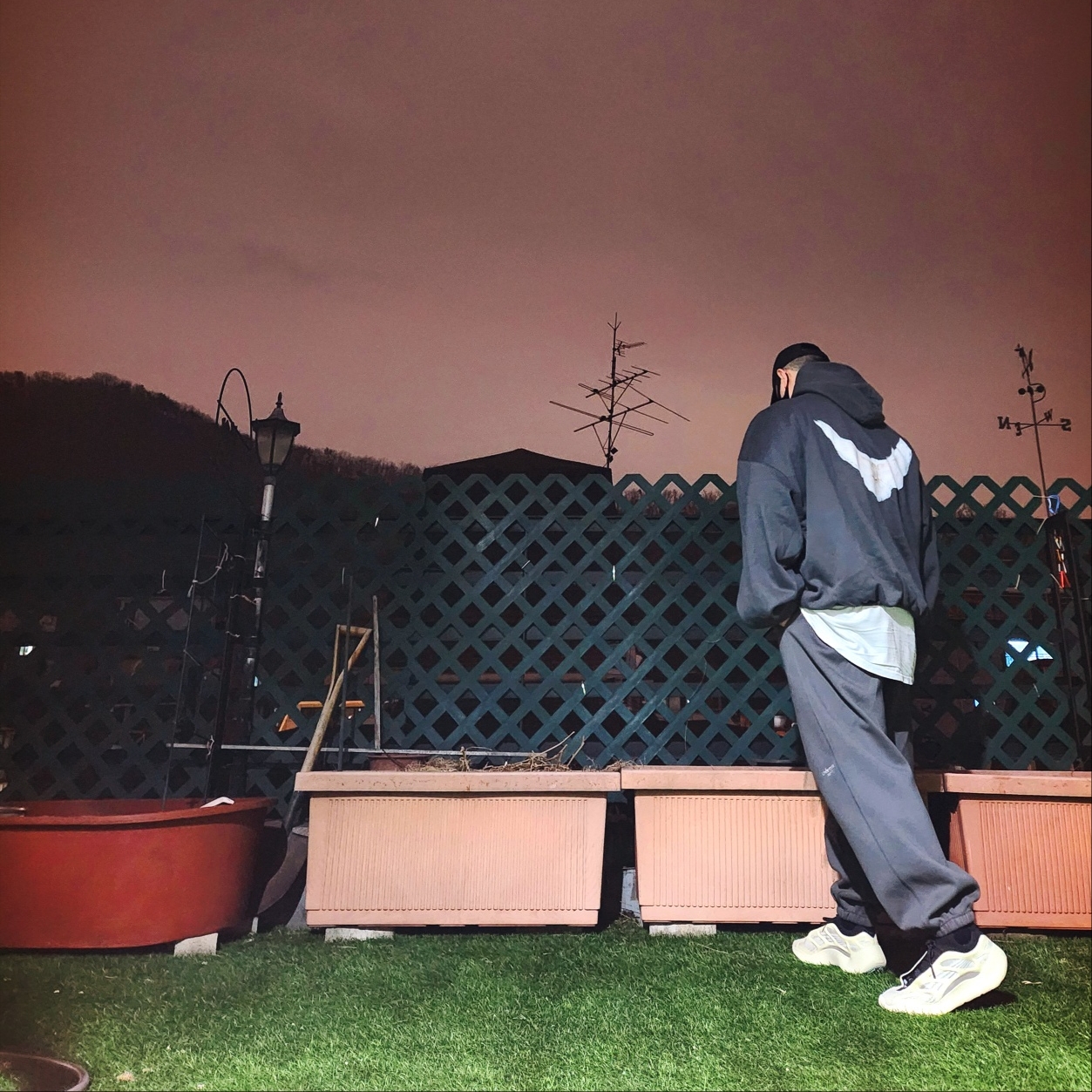 Yeezy Gap Engineered By Balenciaga Foldable Cap Black, Yeezy Gap Engineered By Balenciaga Dove Hoodie Black 착용 스타일 - 2