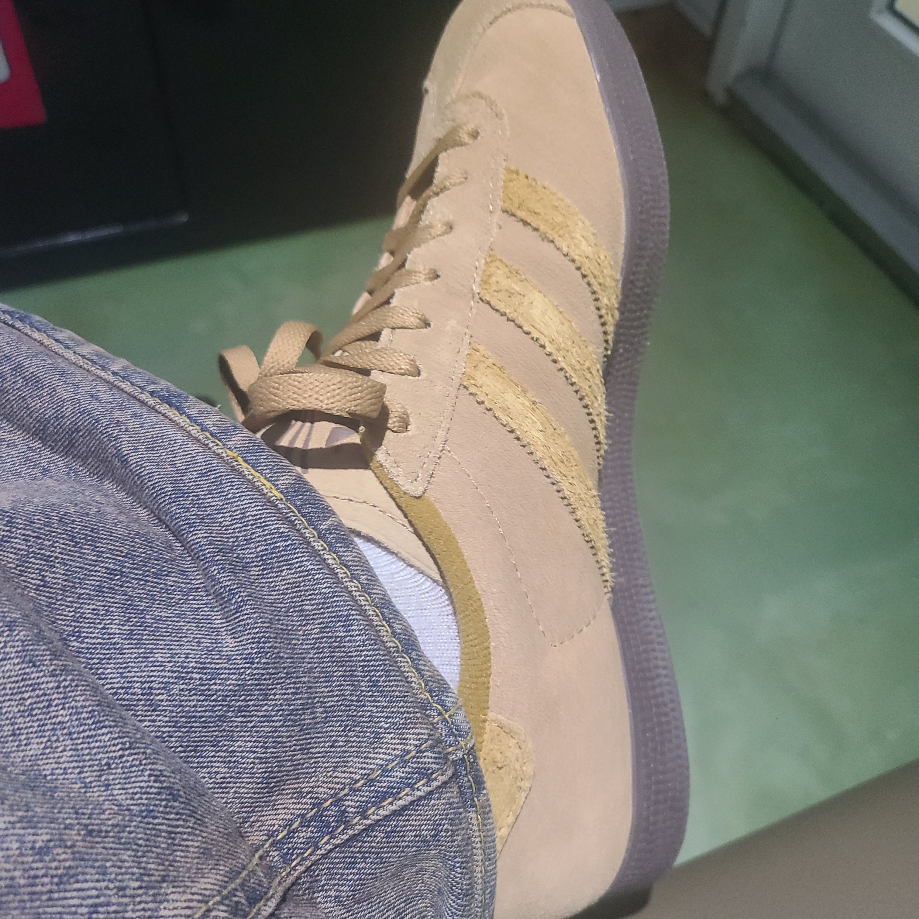 Adidas Gazelle Brown Desert Bronze Strata 착용 스타일