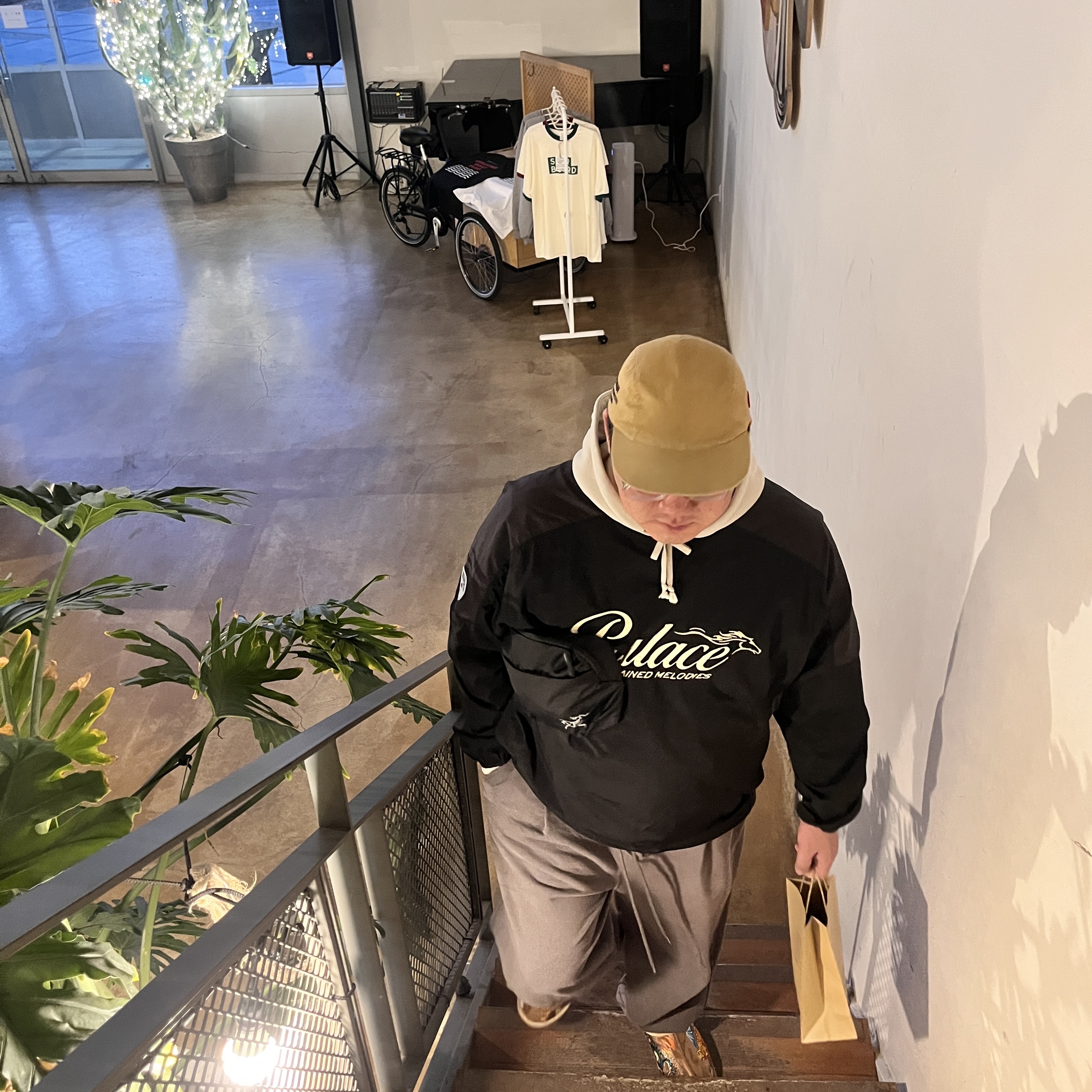 UGG x Palace Tasman Slipper Chestnut Camo, Palace Horsepower Crew Black - 20SS 착용 스타일
