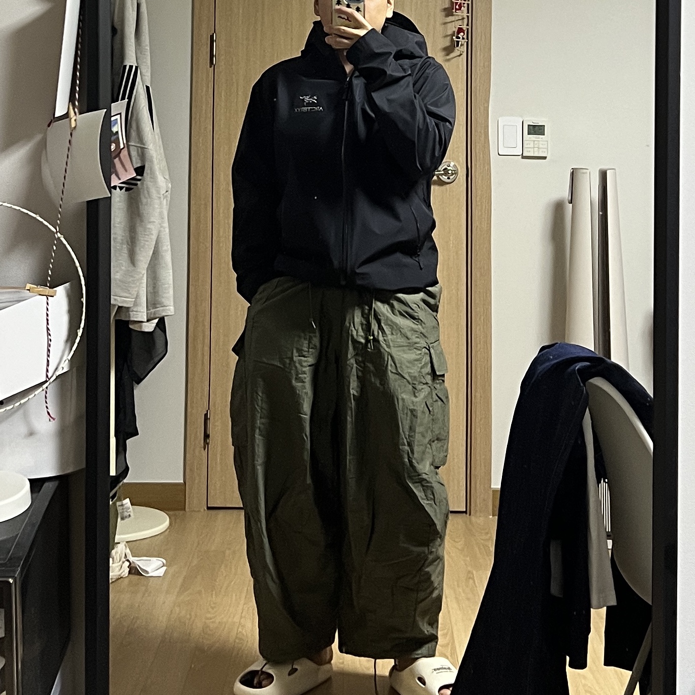 Arc'teryx Beta LT Jacket Black, Needles H.D. BDU Pants Olive 착용 스타일