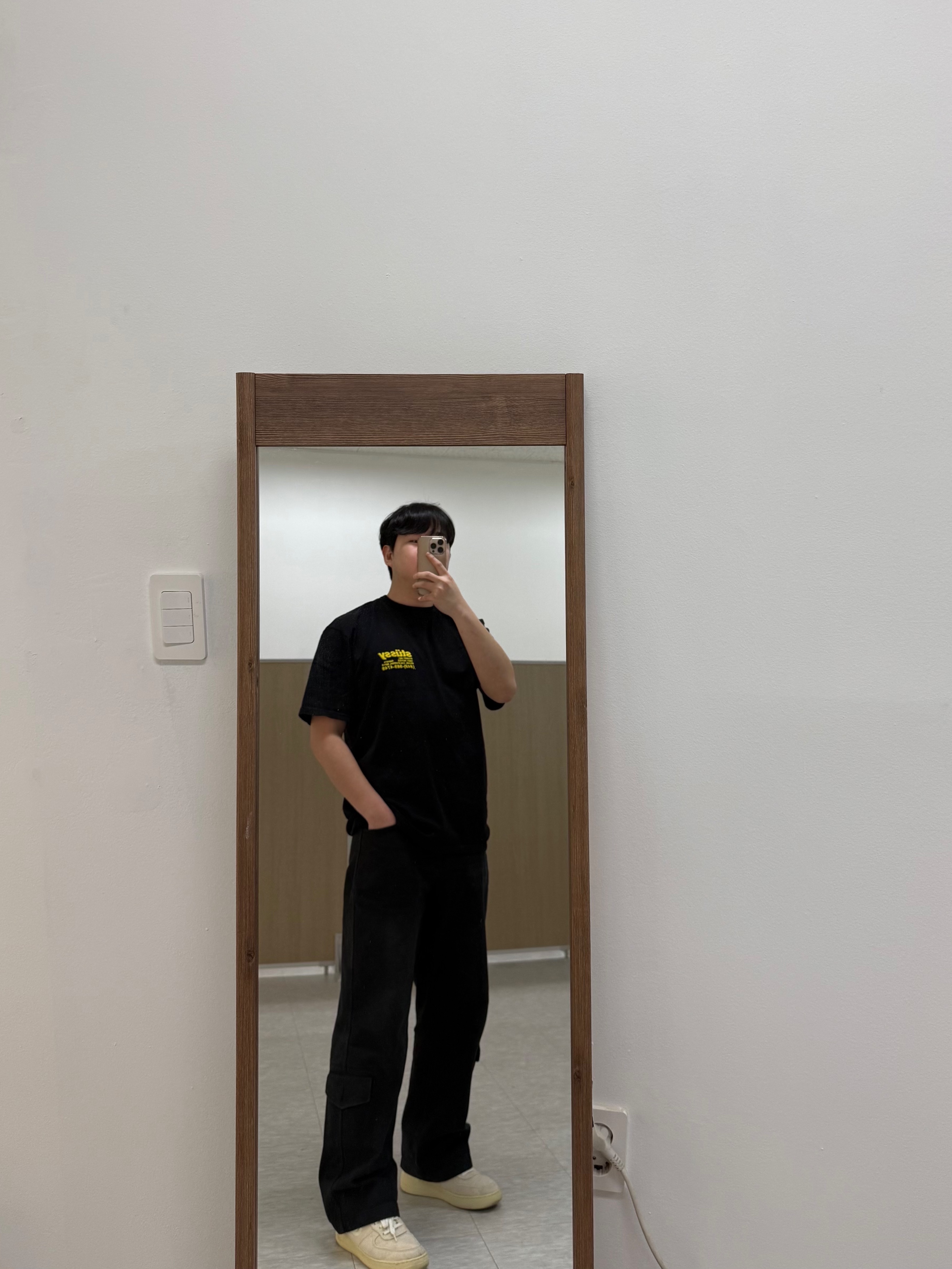 Nike Air Force 1 '07 Low Triple Black, Stussy Livin' Large T-Shirt Black 착용 스타일 - 2
