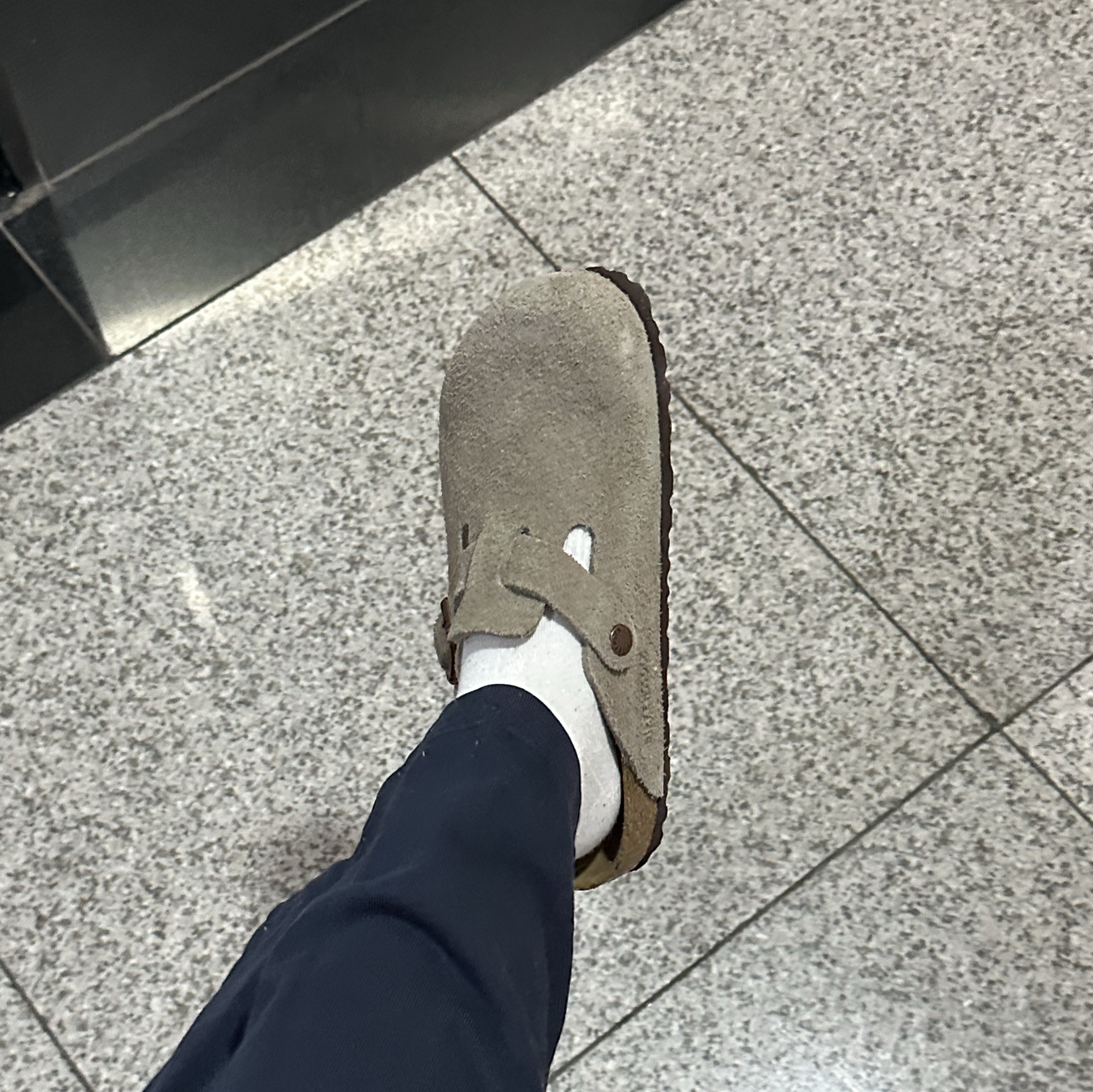 Birkenstock Boston Soft Footbed Taupe - Narrow 착용 스타일 - 2