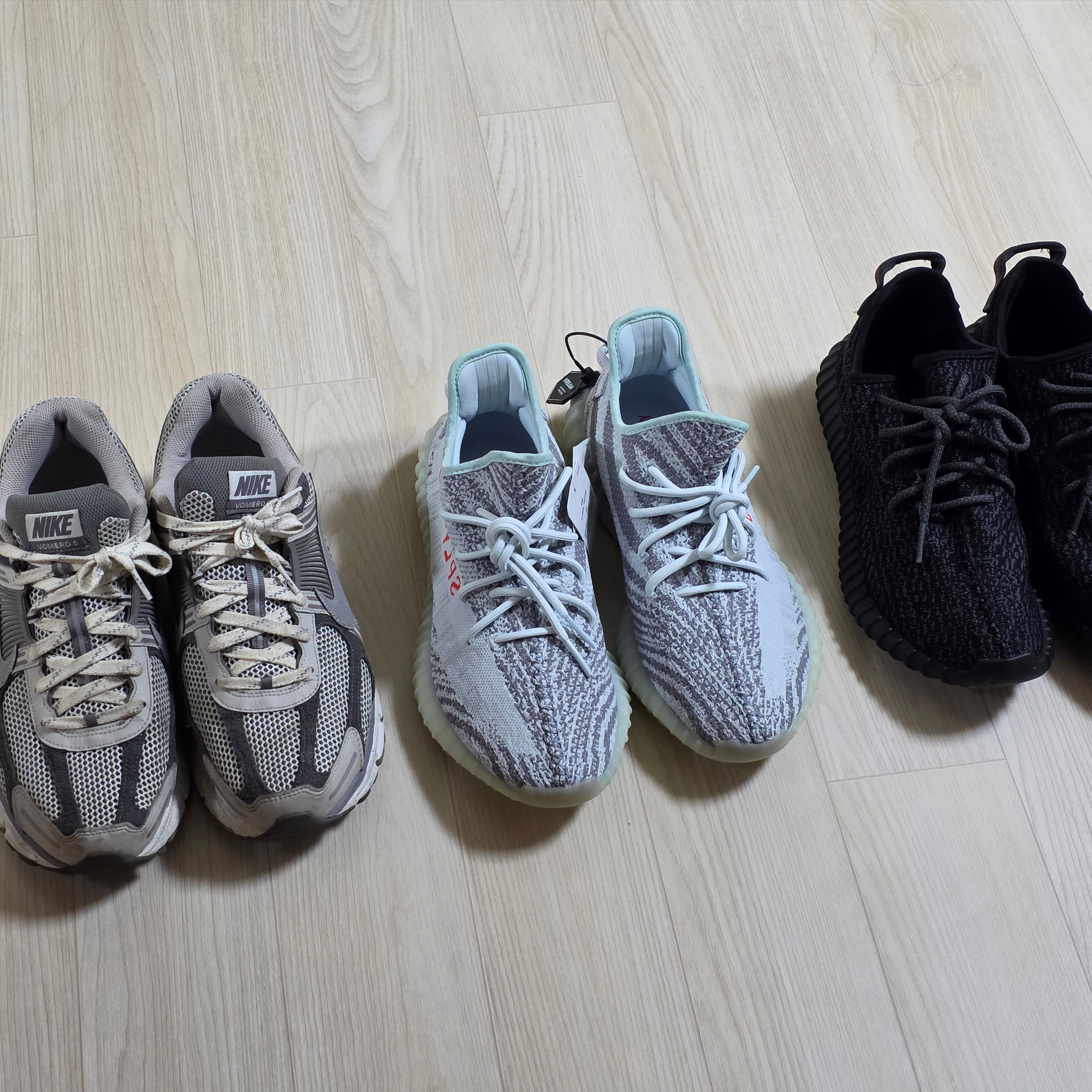 Adidas Yeezy Boost 350 Pirate Black 2023, Adidas Yeezy Boost 350 V2 Blue Tint 2017 착용 스타일 - 3