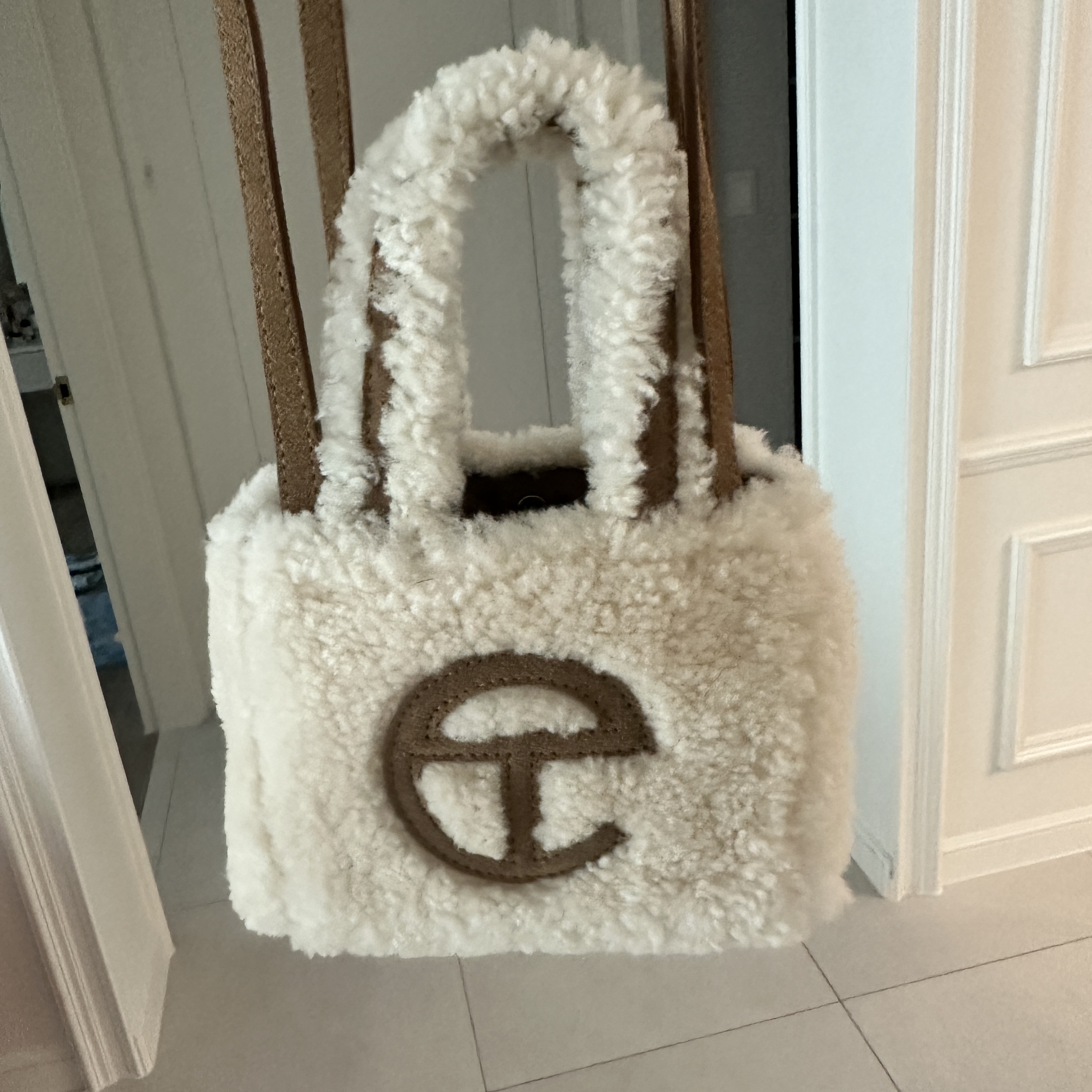 Telfar x UGG Reverse Small Shopping Bag Natural 착용 스타일 - 2
