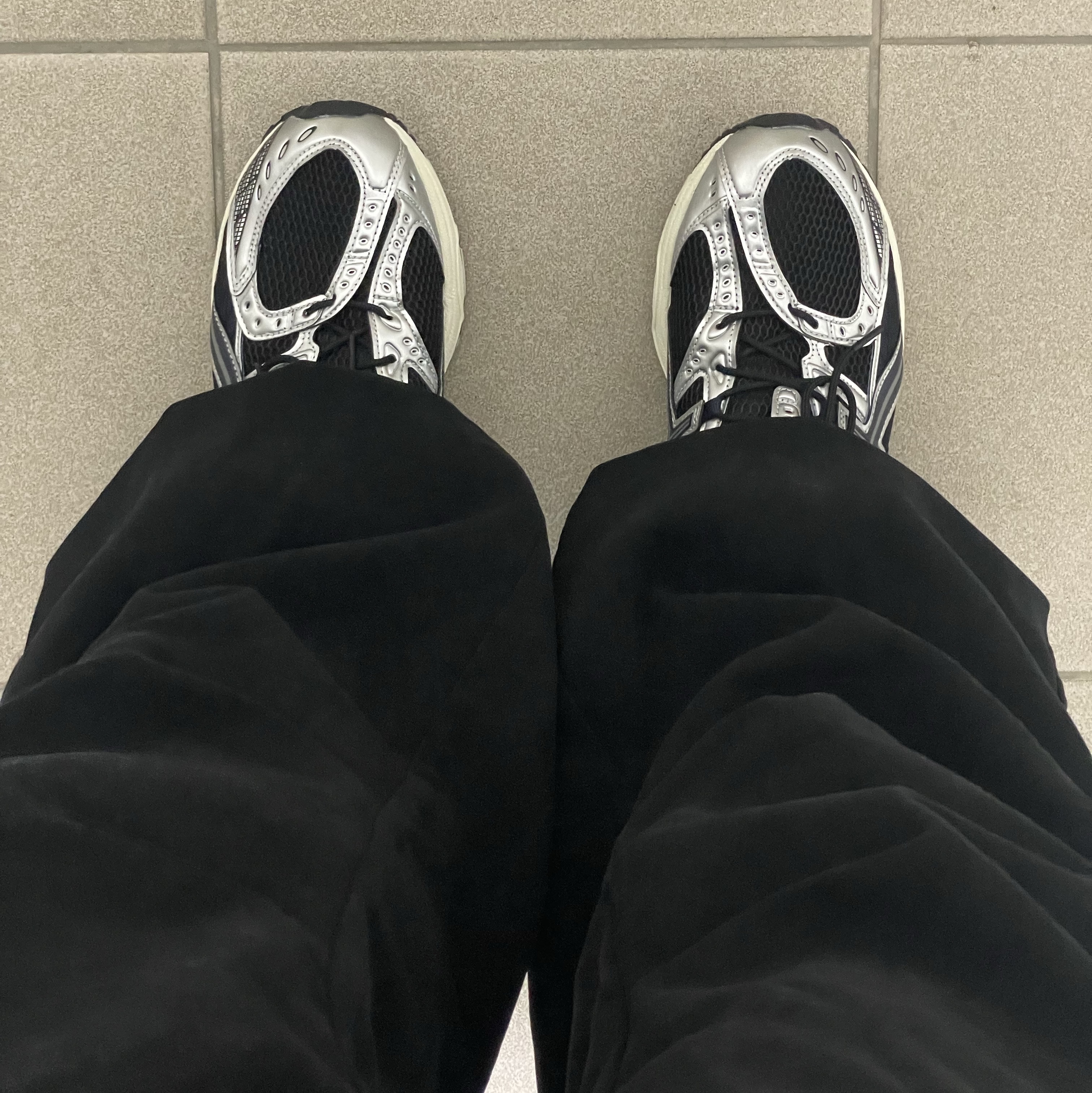 Asics Gel-Nimbus 10.1 Black Midnight 착용 스타일