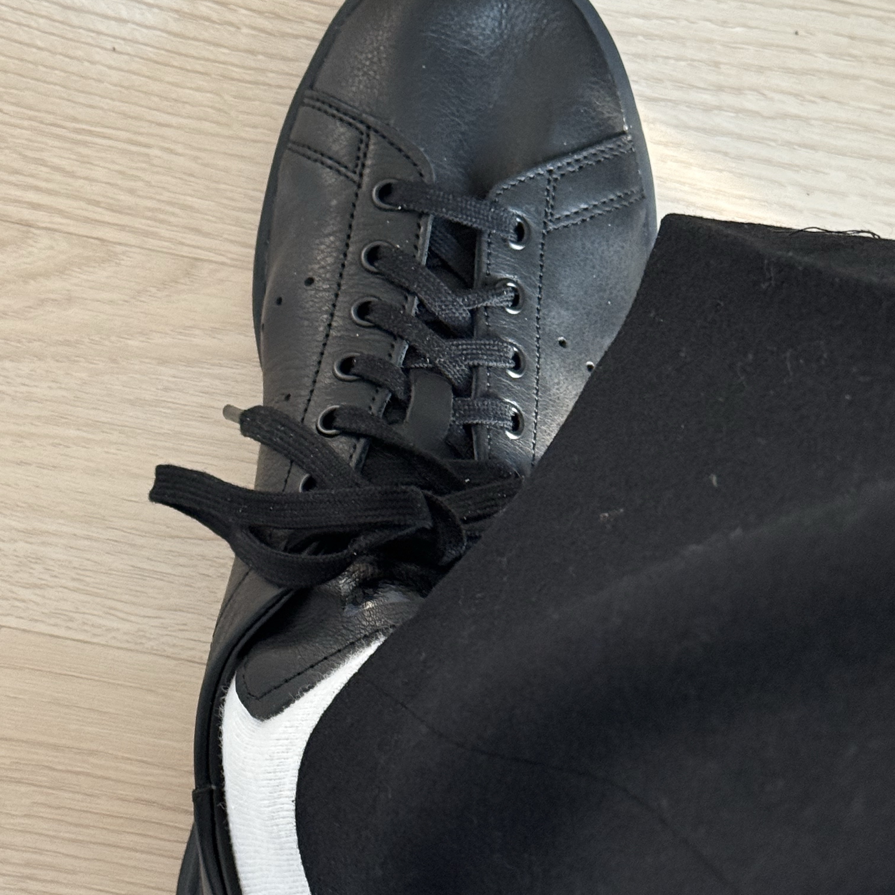 Adidas Stan Smith Decon Core Black 착용 스타일 - 2