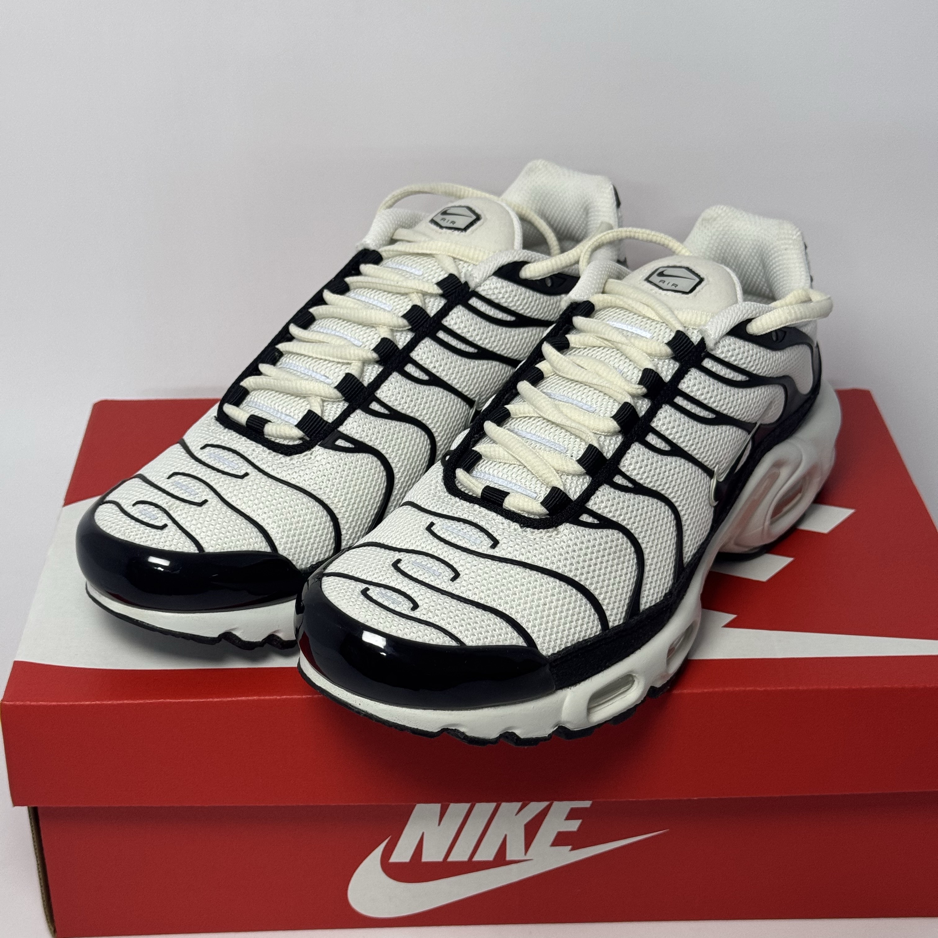 Nike Air Max Plus Essential+ Phantom Black 착용 스타일 - 1