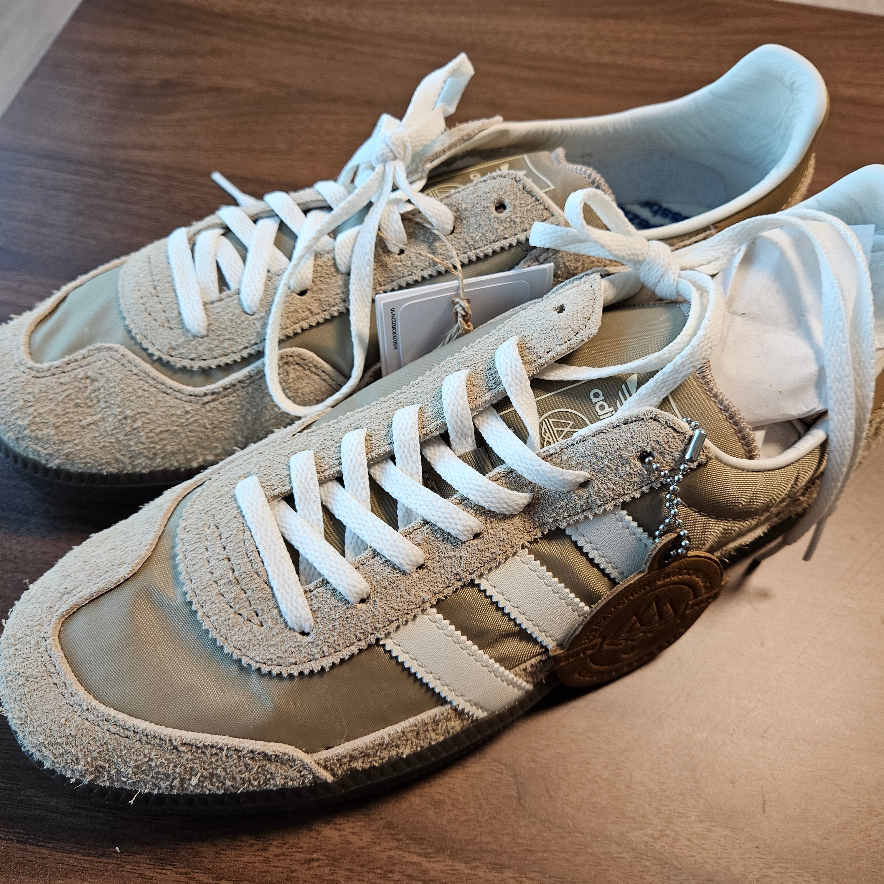Adidas Wensley Spezial Cardboard Off White 착용 스타일