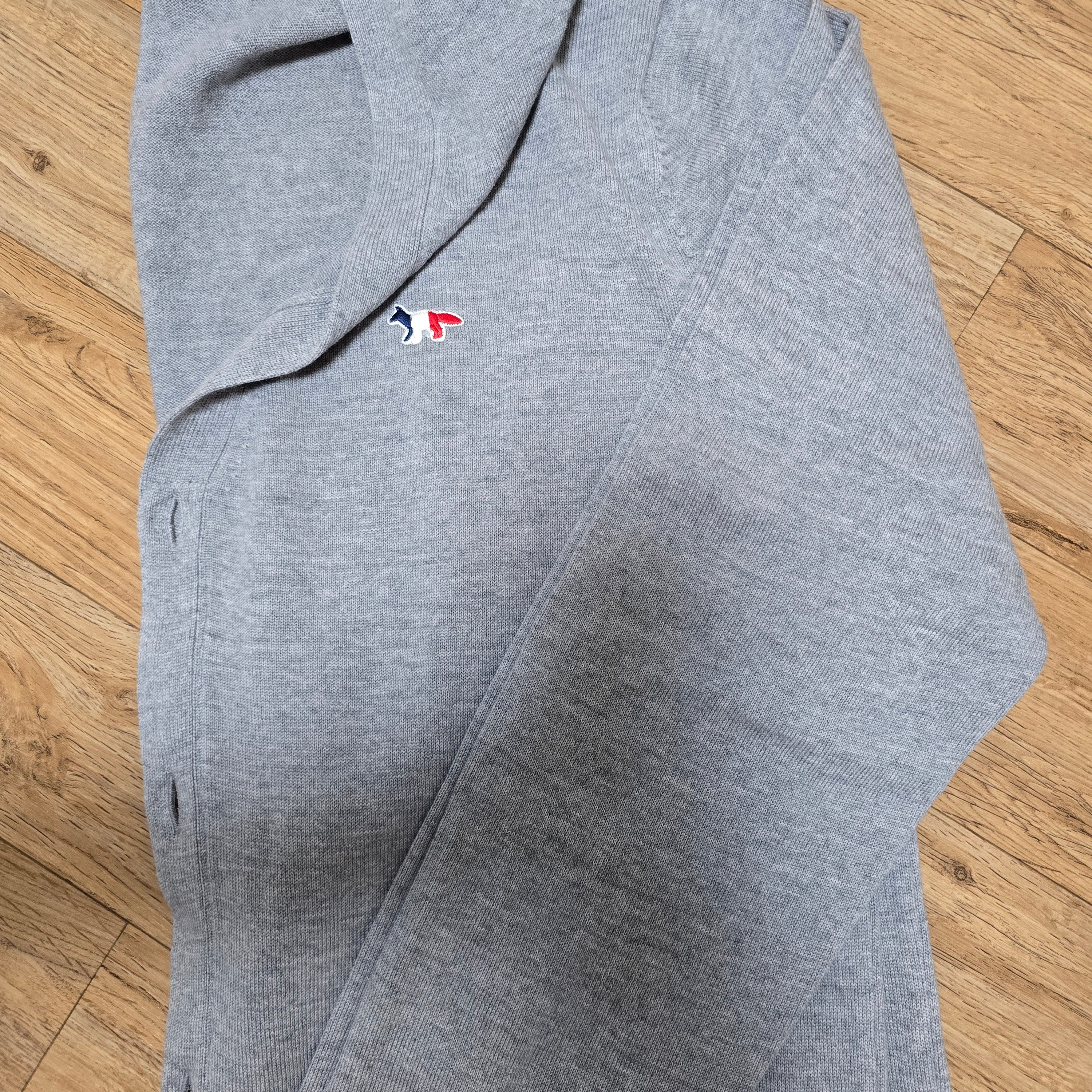 Maison Kitsune Tricolor Fox Patch Classic Cardigan Grey Melange 착용 스타일